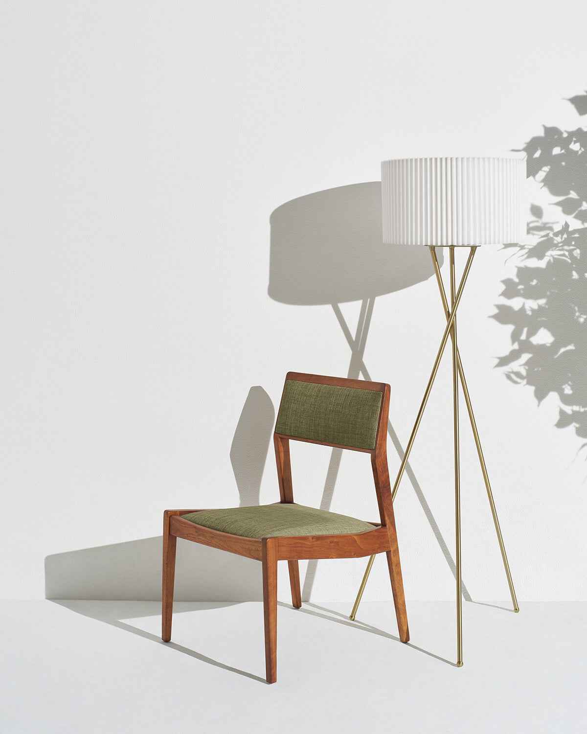 Juno Floor Lamp | LED Tripod with Unique Crisscross Base