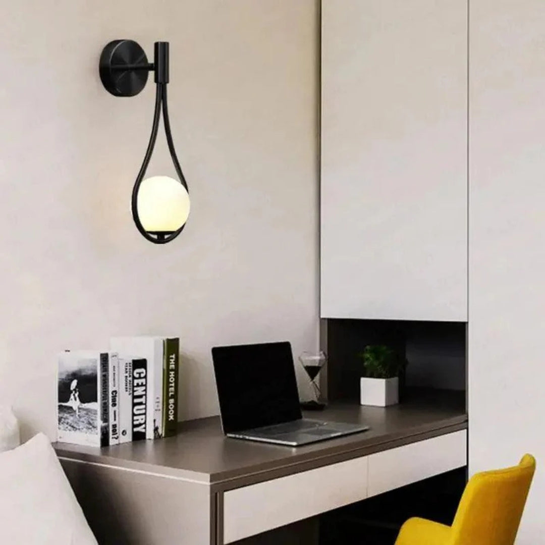 Gemma Wandlamp | Sculpturaal Design met Glazen Orb, Dimbare LED