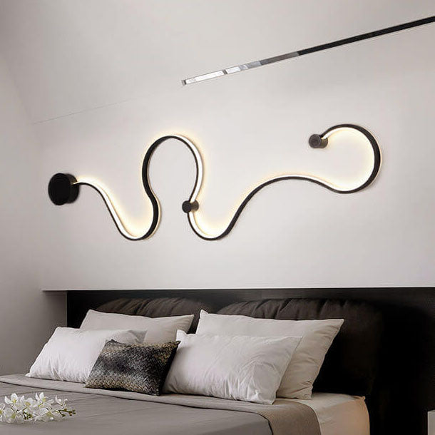 Contemporary Curved LED Wall Sconce Lamp in Long Aluminum Snake Design