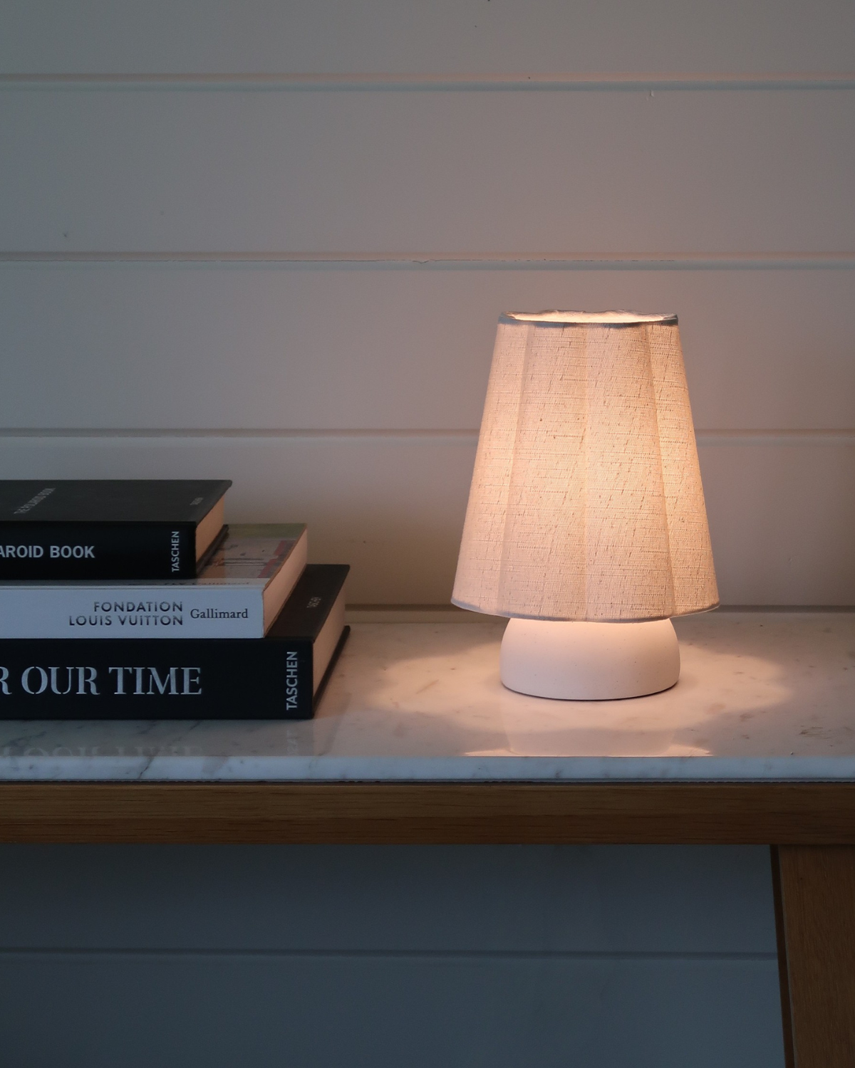 Kira Table Lamp | Sculptural Fluted Shade, Ceramic Base