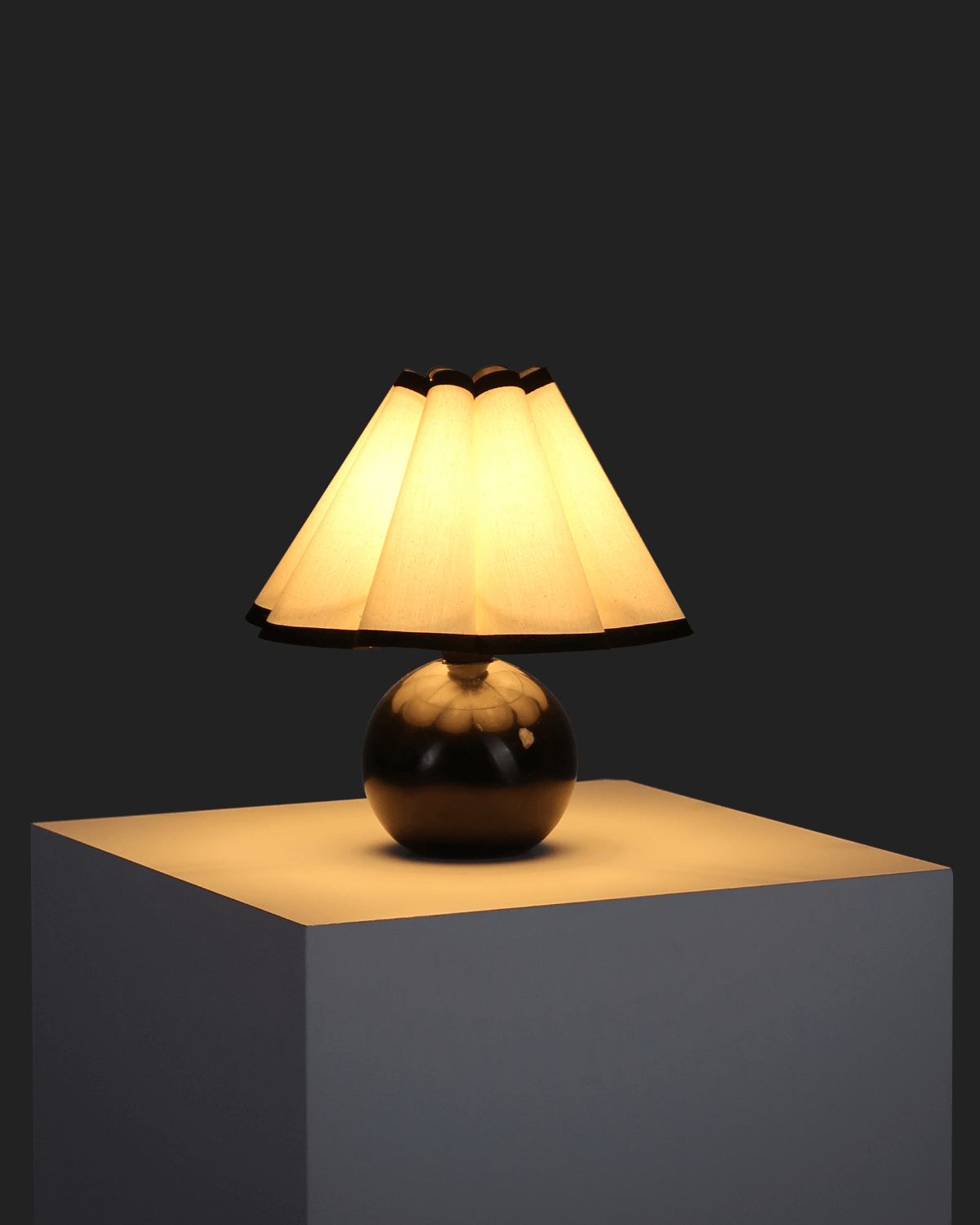 Bela Table Lamp | Fluted Shade, Black Marble Base