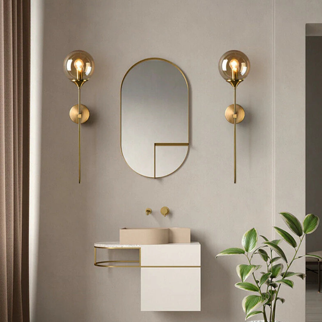 Liora Wandlamp | Gouden Metalen Frame, Glazen Bol