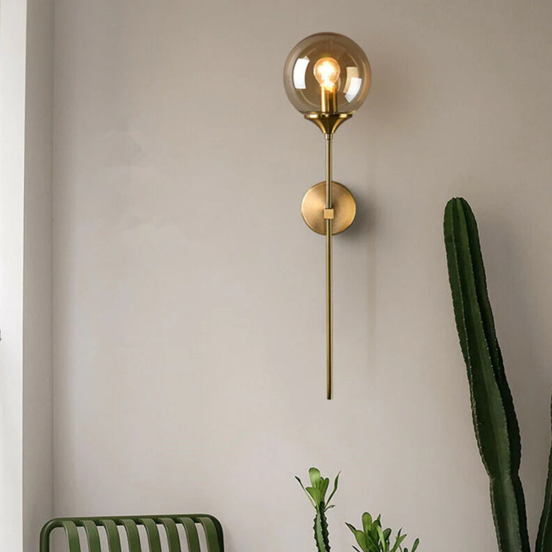 Liora Wandlamp | Gouden Metalen Frame, Glazen Bol