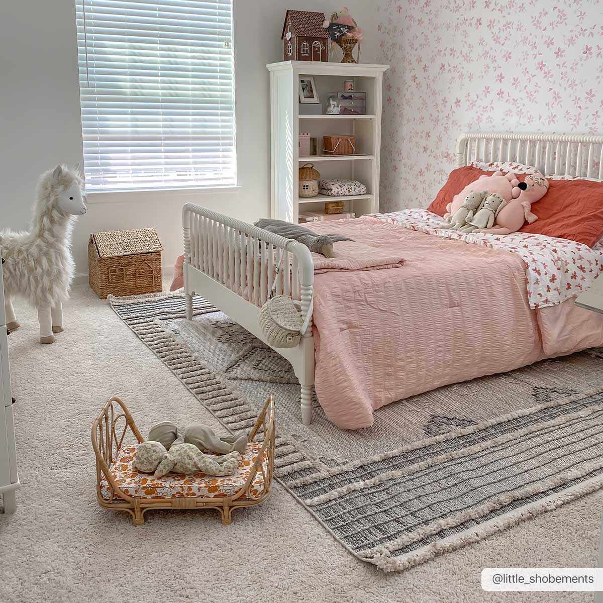 Amara High-Low Rug  Machine Woven  100% Polyester  Transitional
