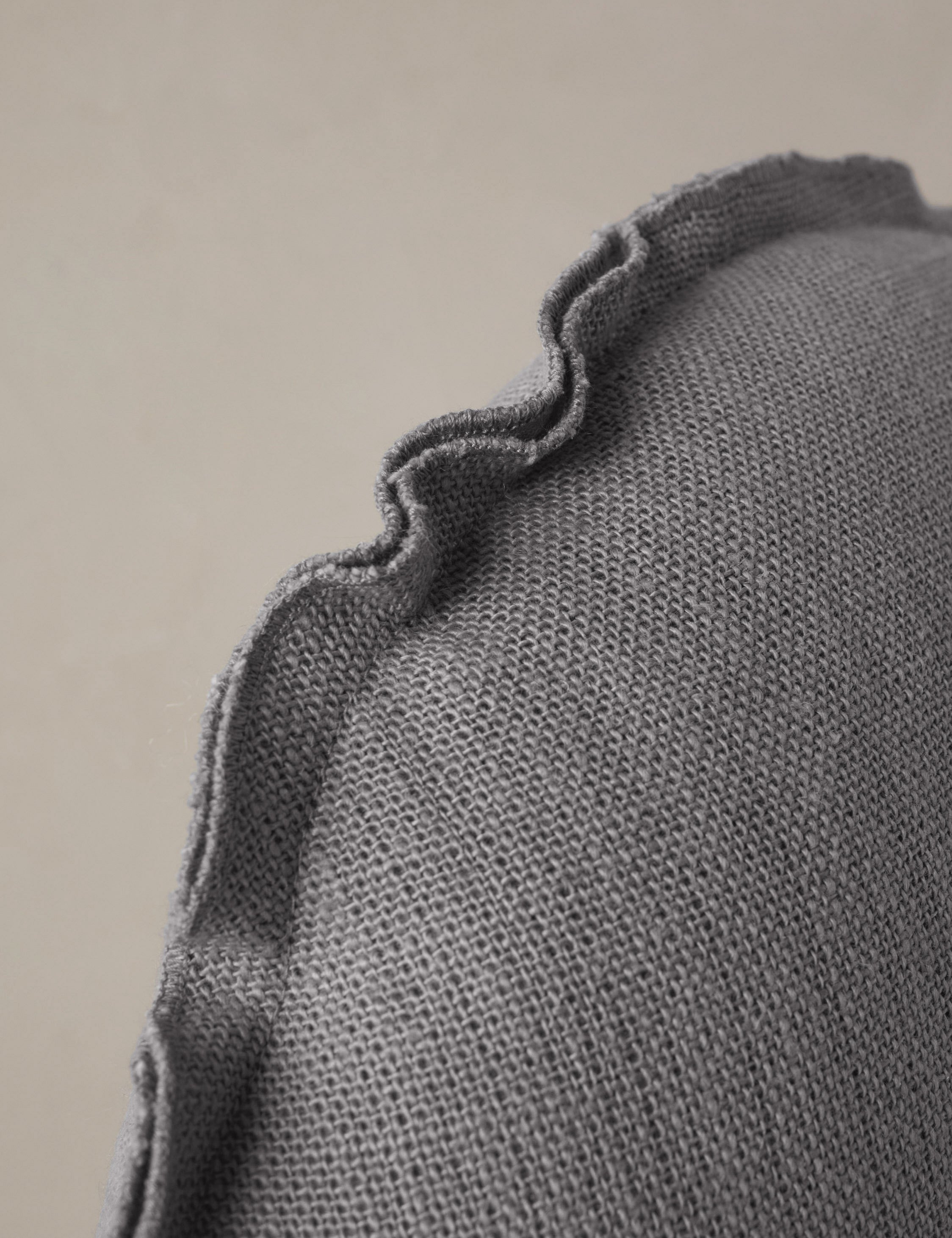 Luno Round Pillow | Linen, Flange Trim