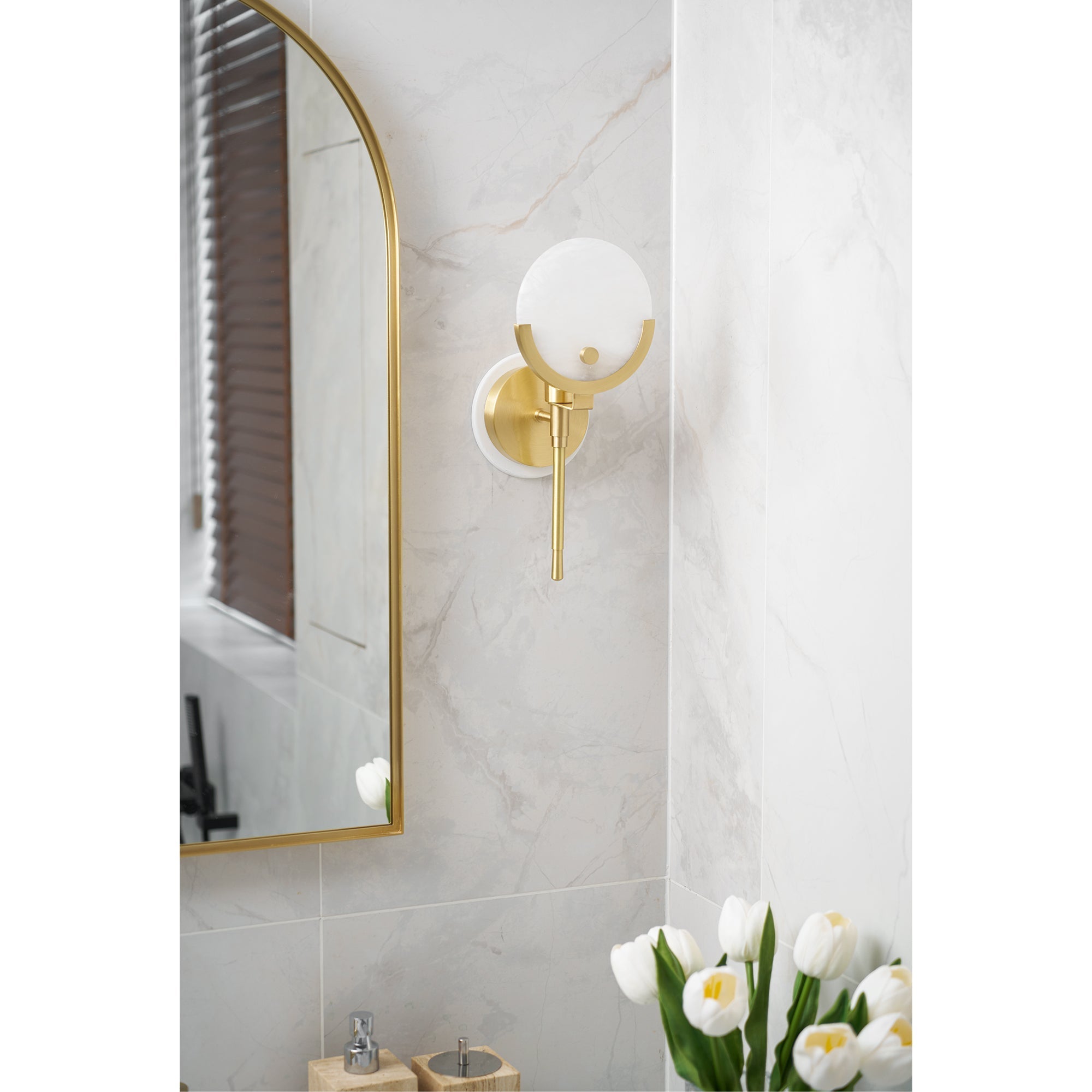 Sable Wandlamp | Messing met Natuurlijk Albast, Sculpturaal Ontwerp