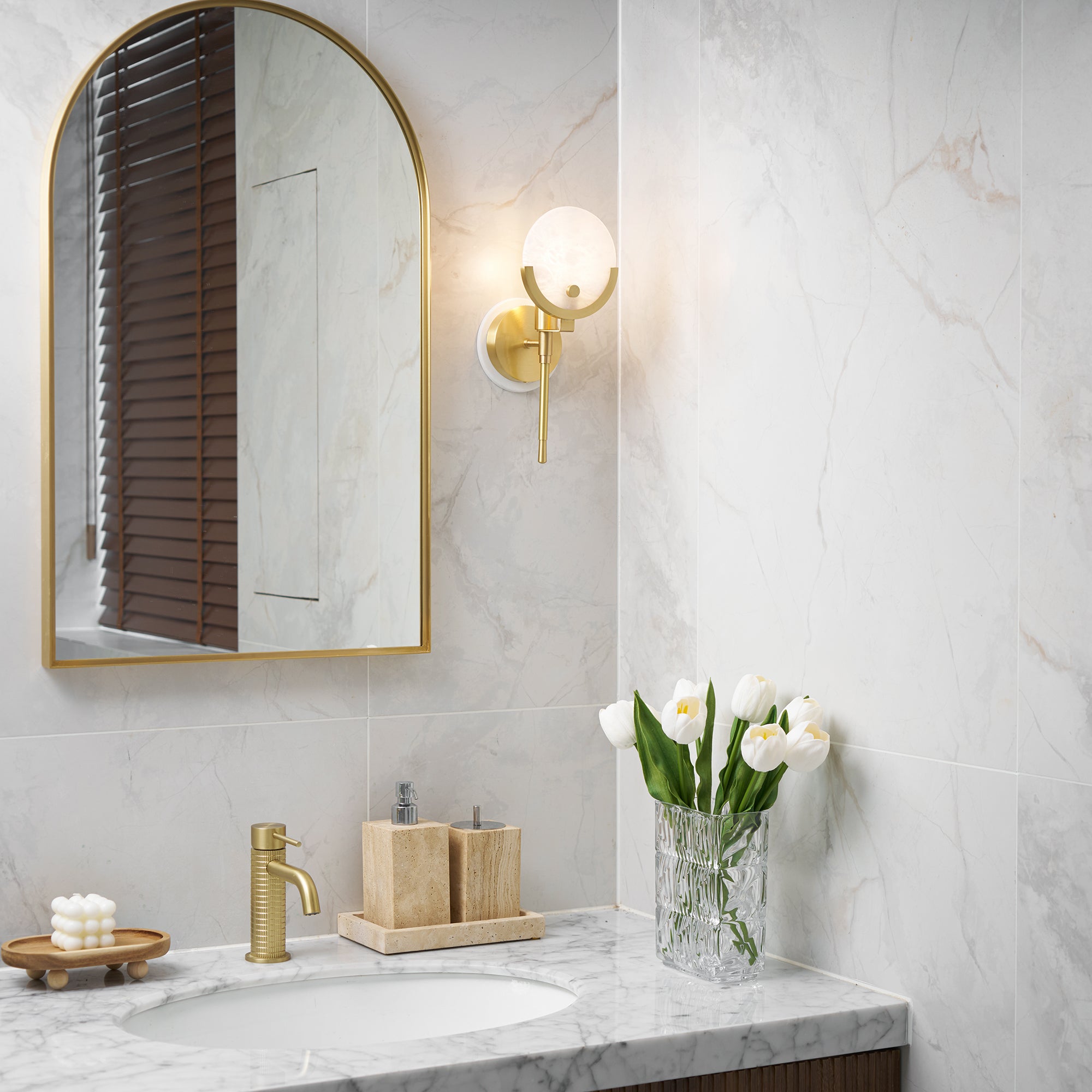Sable Wandlamp | Messing met Natuurlijk Albast, Sculpturaal Ontwerp