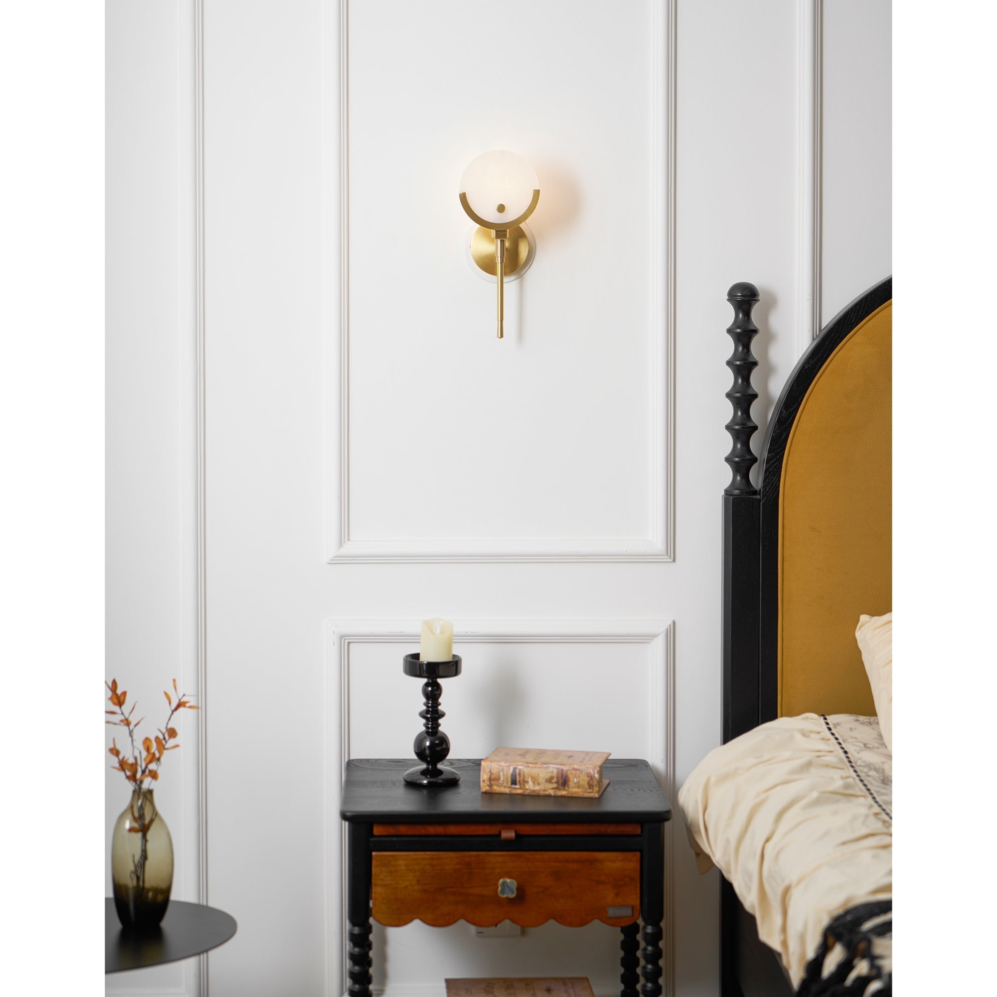 Sable Wandlamp | Messing met Natuurlijk Albast, Sculpturaal Ontwerp