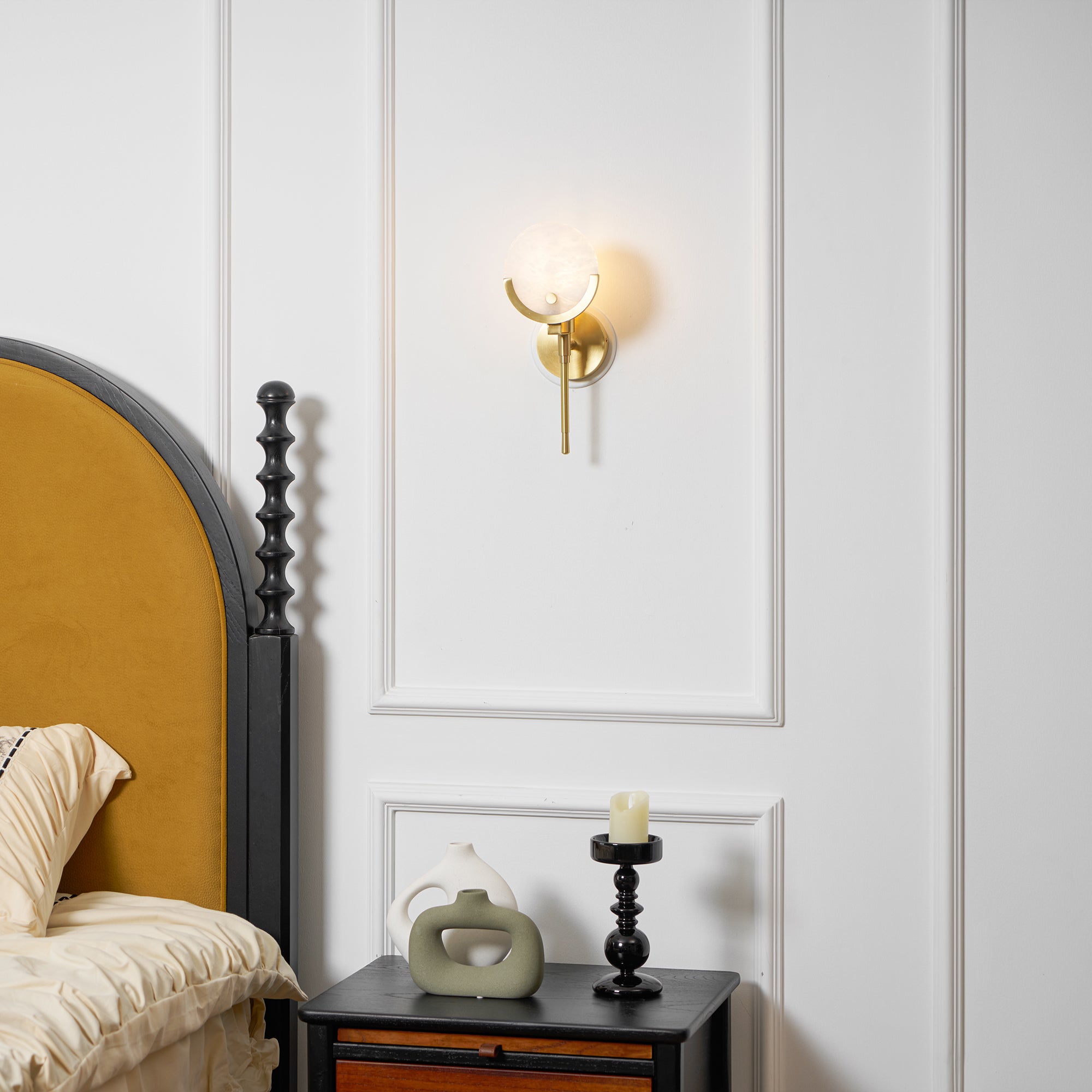 Sable Wandlamp | Messing met Natuurlijk Albast, Sculpturaal Ontwerp
