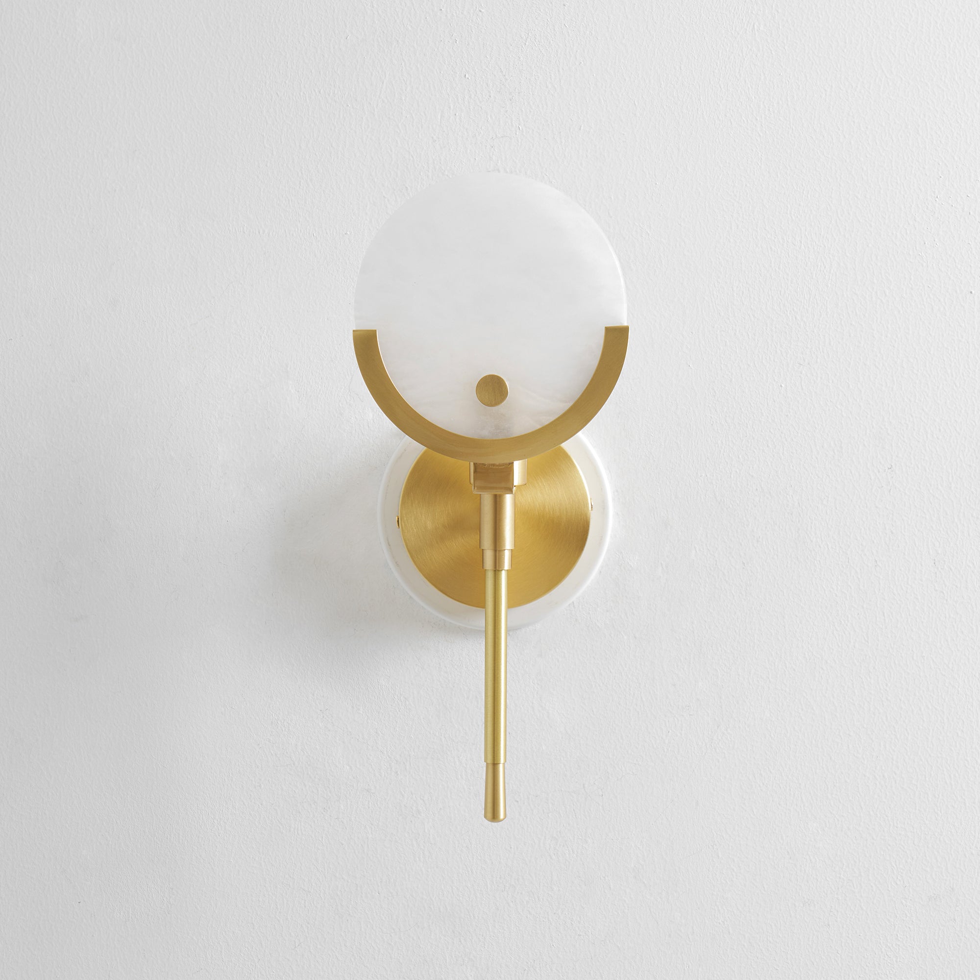 Sable Wandlamp | Messing met Natuurlijk Albast, Sculpturaal Ontwerp