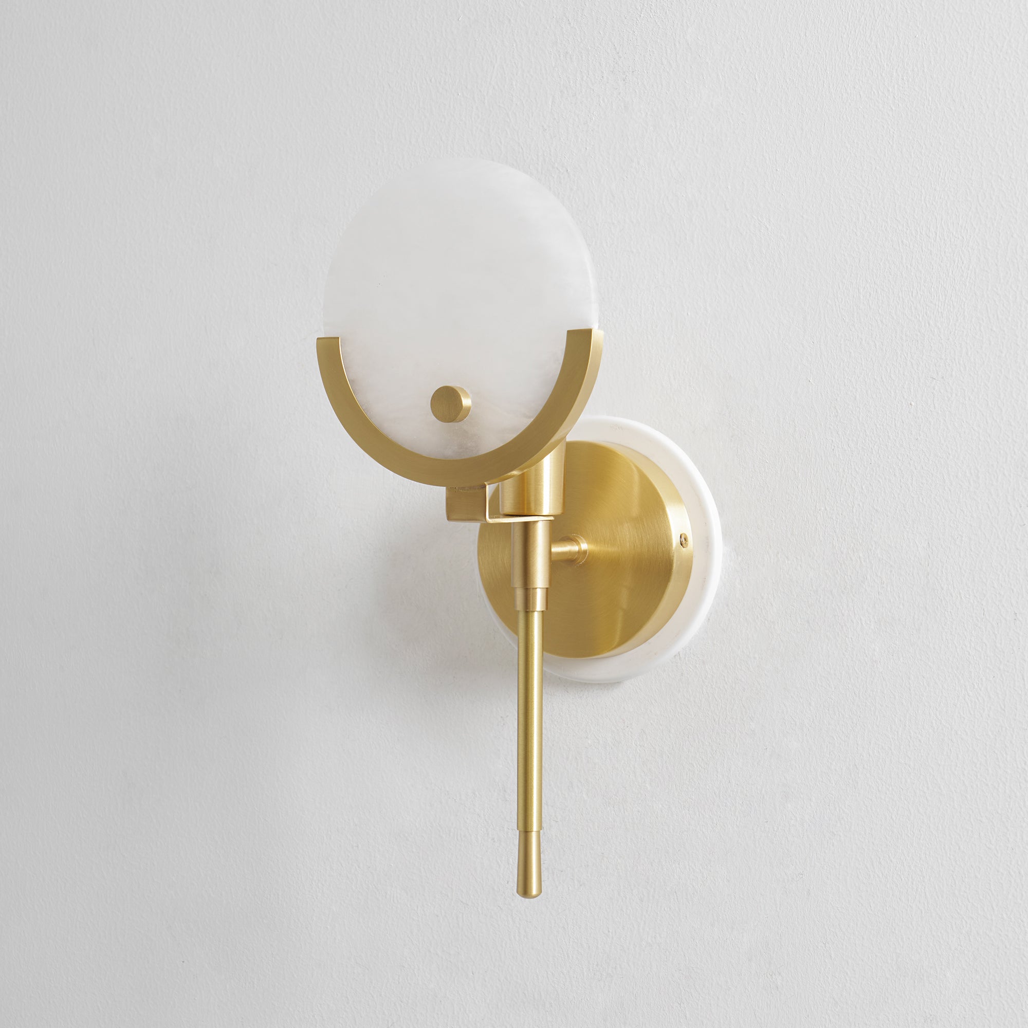 Sable Wandlamp | Messing met Natuurlijk Albast, Sculpturaal Ontwerp
