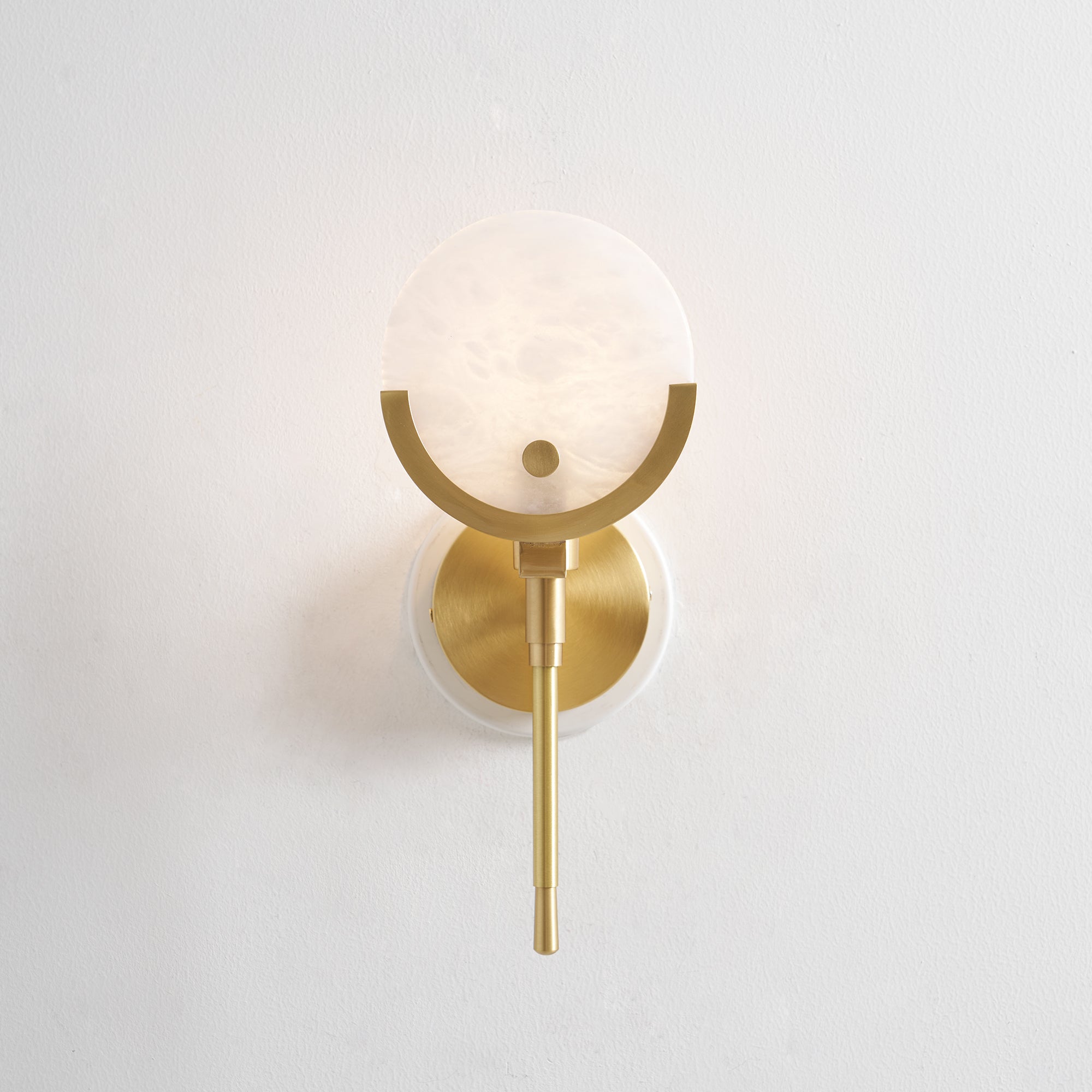 Sable Wandlamp | Messing met Natuurlijk Albast, Sculpturaal Ontwerp