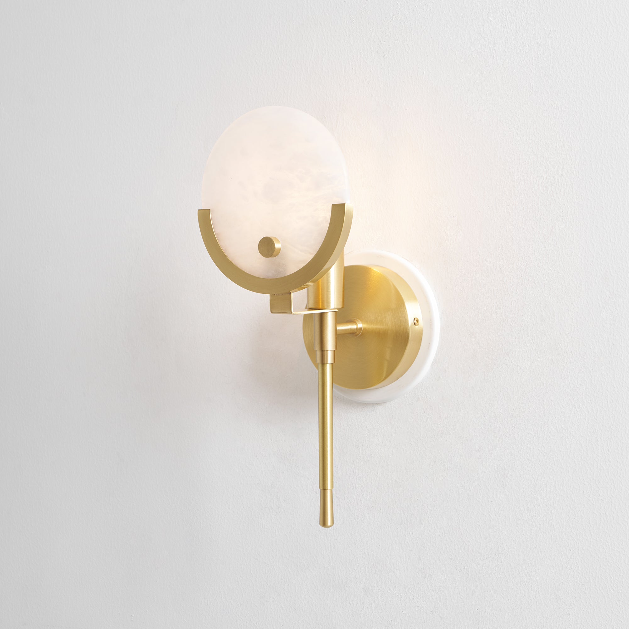 Sable Wandlamp | Messing met Natuurlijk Albast, Sculpturaal Ontwerp
