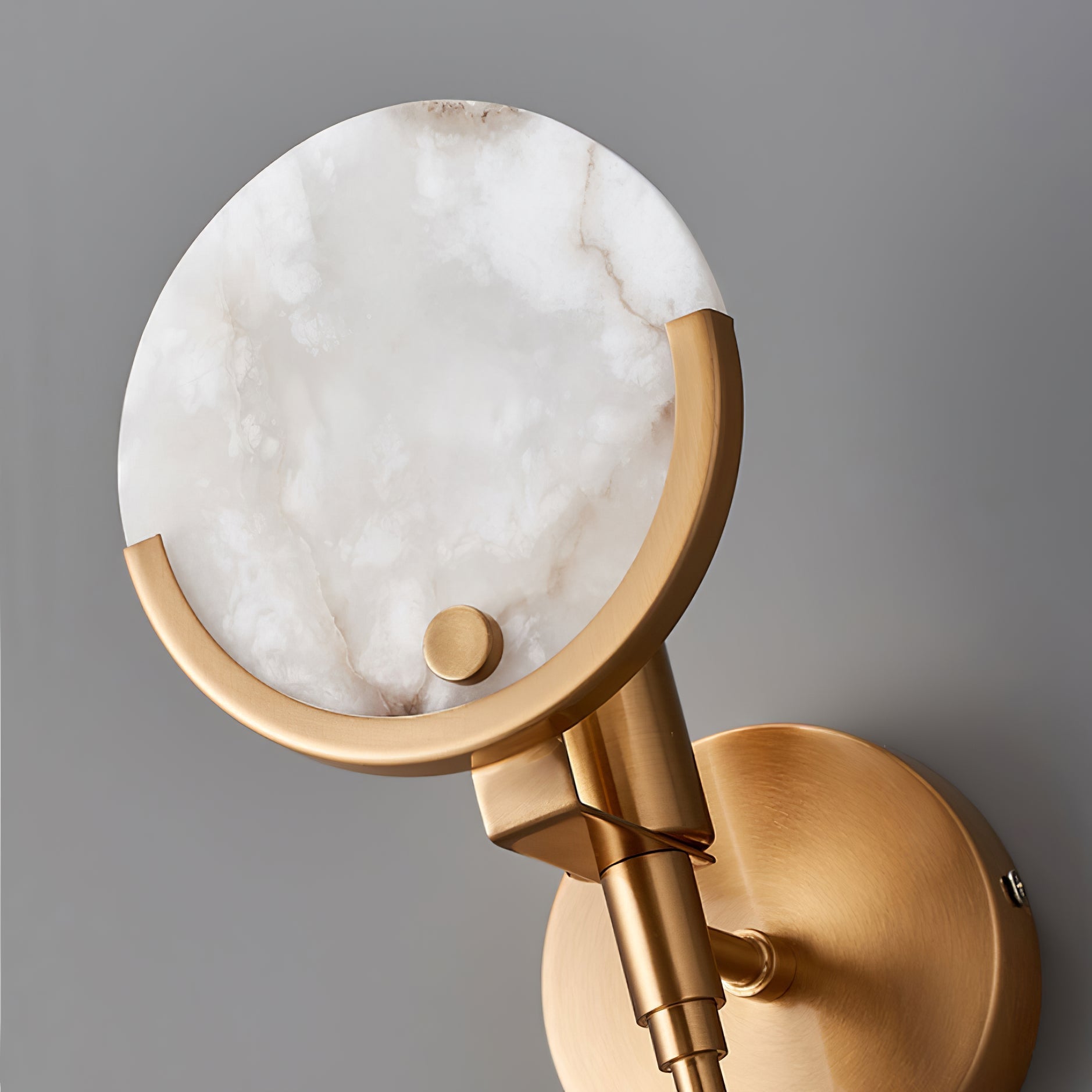 Sable Wandlamp | Messing met Natuurlijk Albast, Sculpturaal Ontwerp