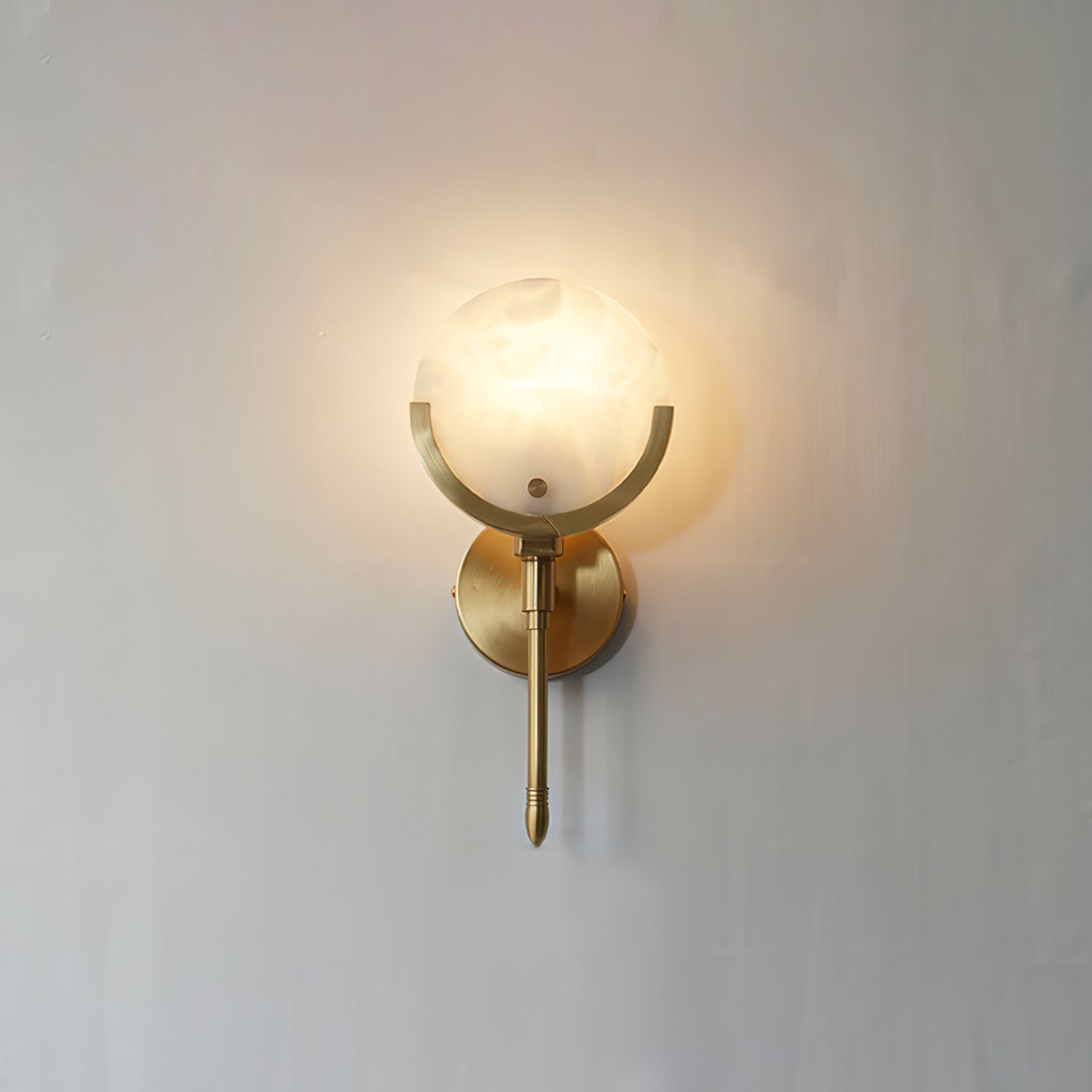 Sable Wandlamp | Messing met Natuurlijk Albast, Sculpturaal Ontwerp
