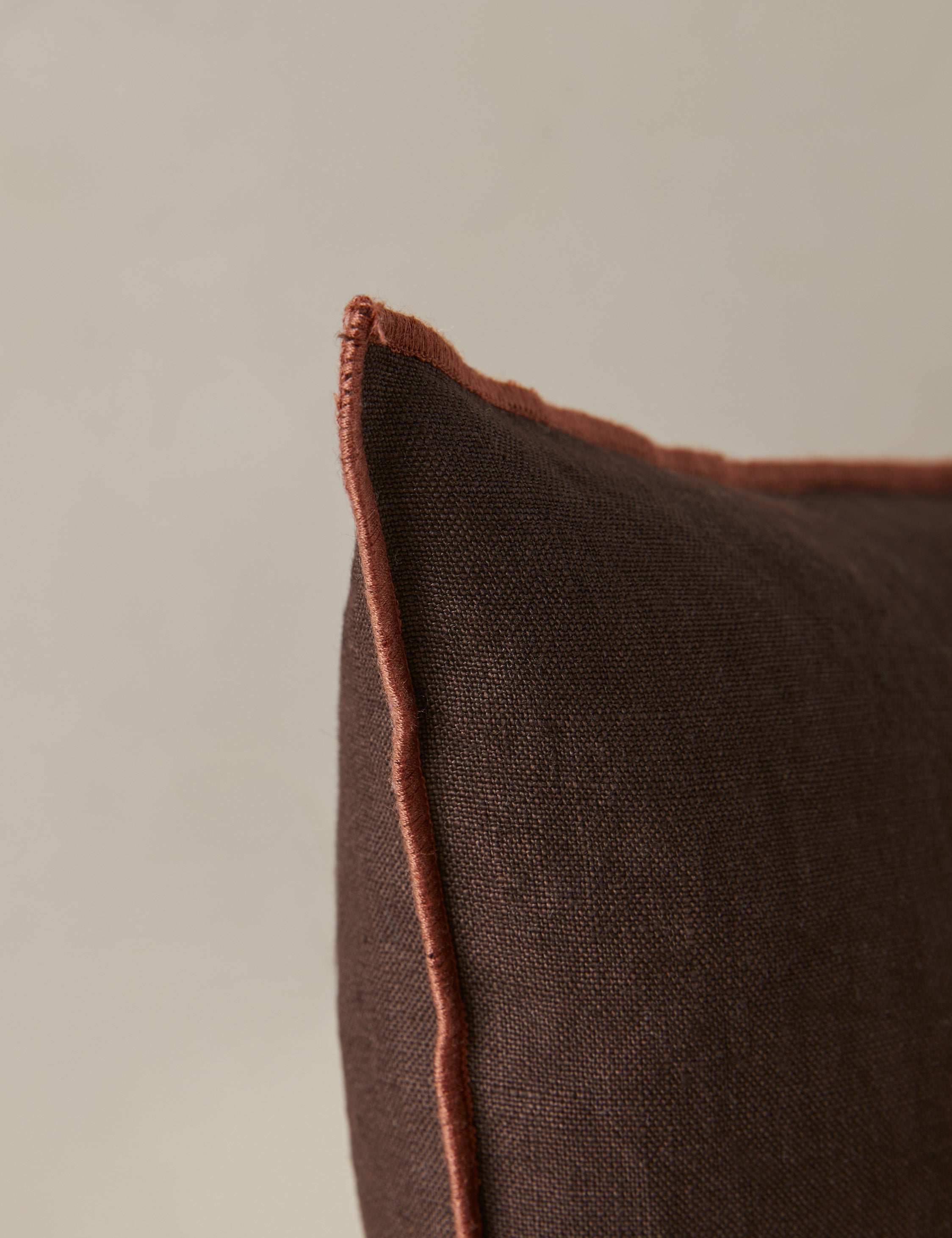 Carys Linen Pillow | Contrast Piping, Two-Tone Design