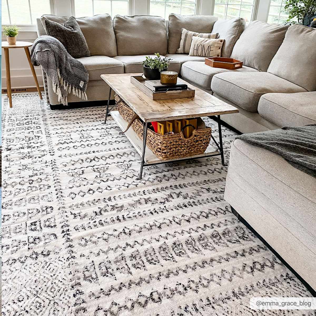 Grayson Area Rug  Machine Woven  Transitional Style  Medium Pile