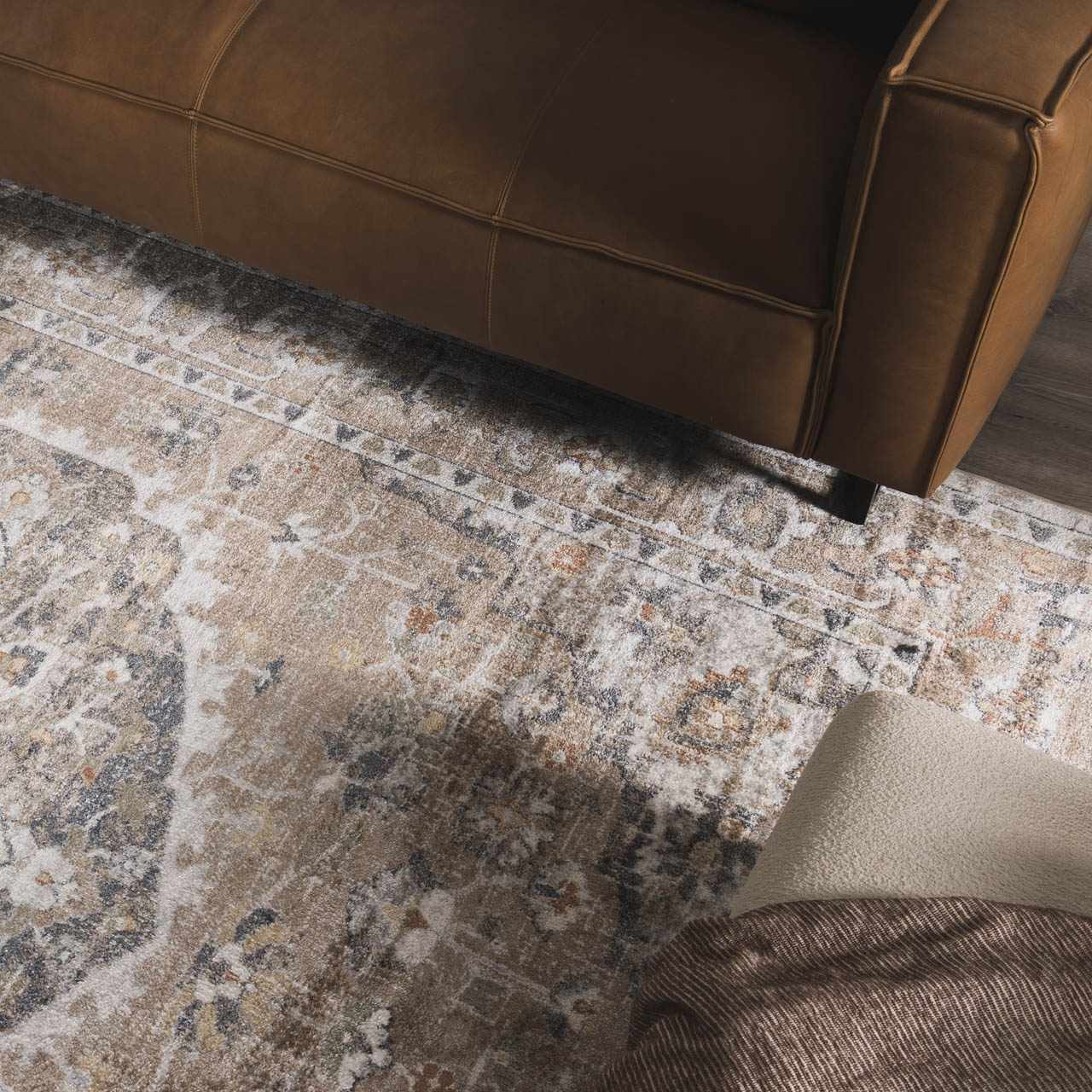 Bela Washable Rug  Medium Pile  100% Polyester  Traditional Style