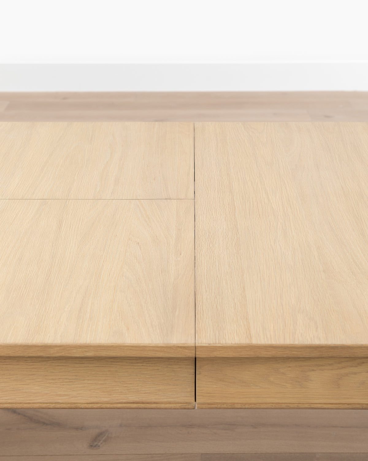 Belo Oak Extension Dining Table  Tapered Legs, Timeless Charm