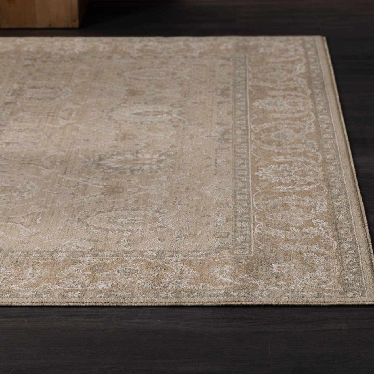 Bela Luxe Area Rug  Machine Woven, Medium Pile, Traditional Style