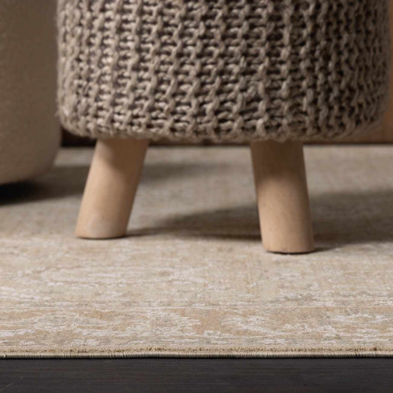 Bela Luxe Area Rug  Machine Woven, Medium Pile, Traditional Style