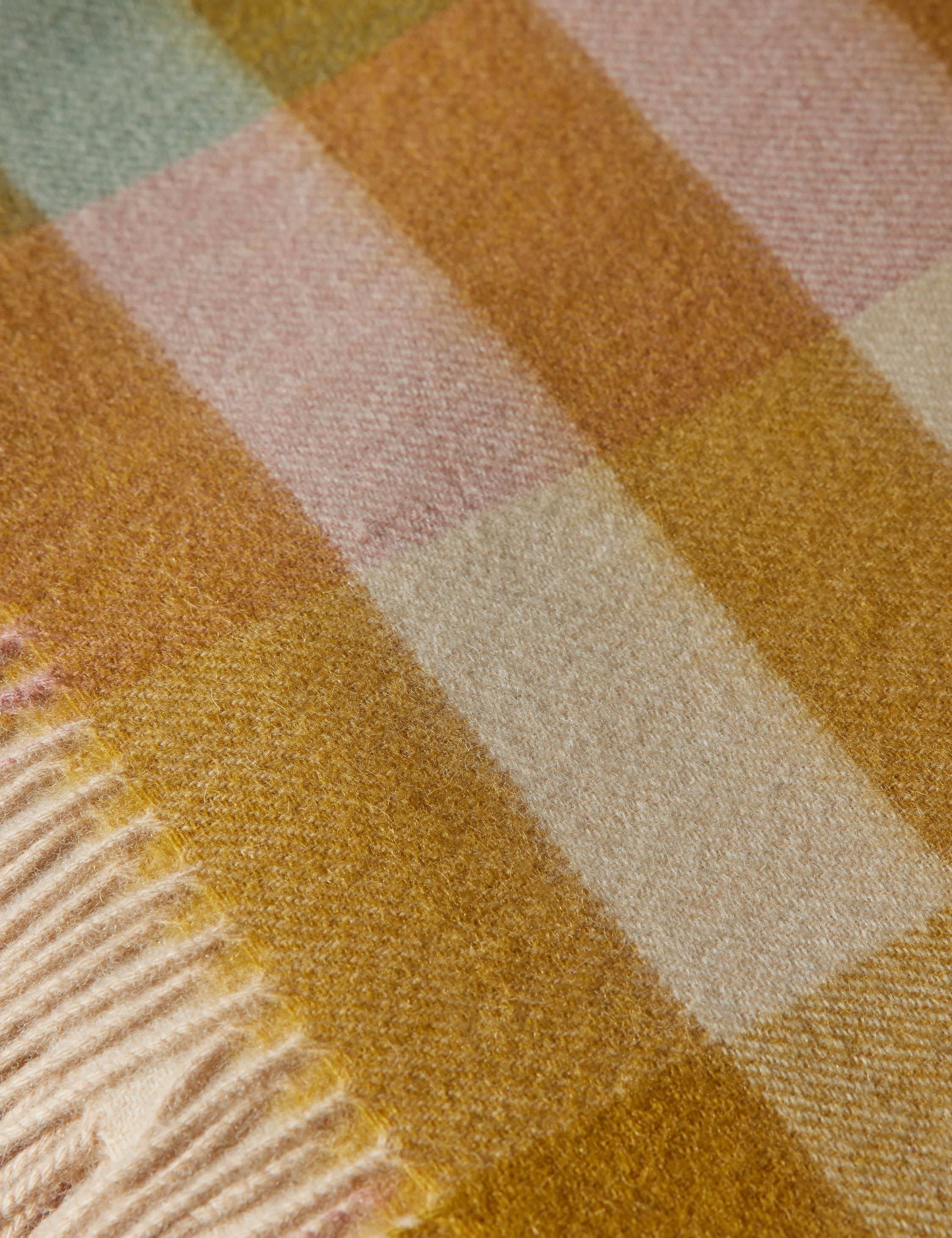 Bello Lambswool Throw | Hypoallergenic, Soft Natural Fiber