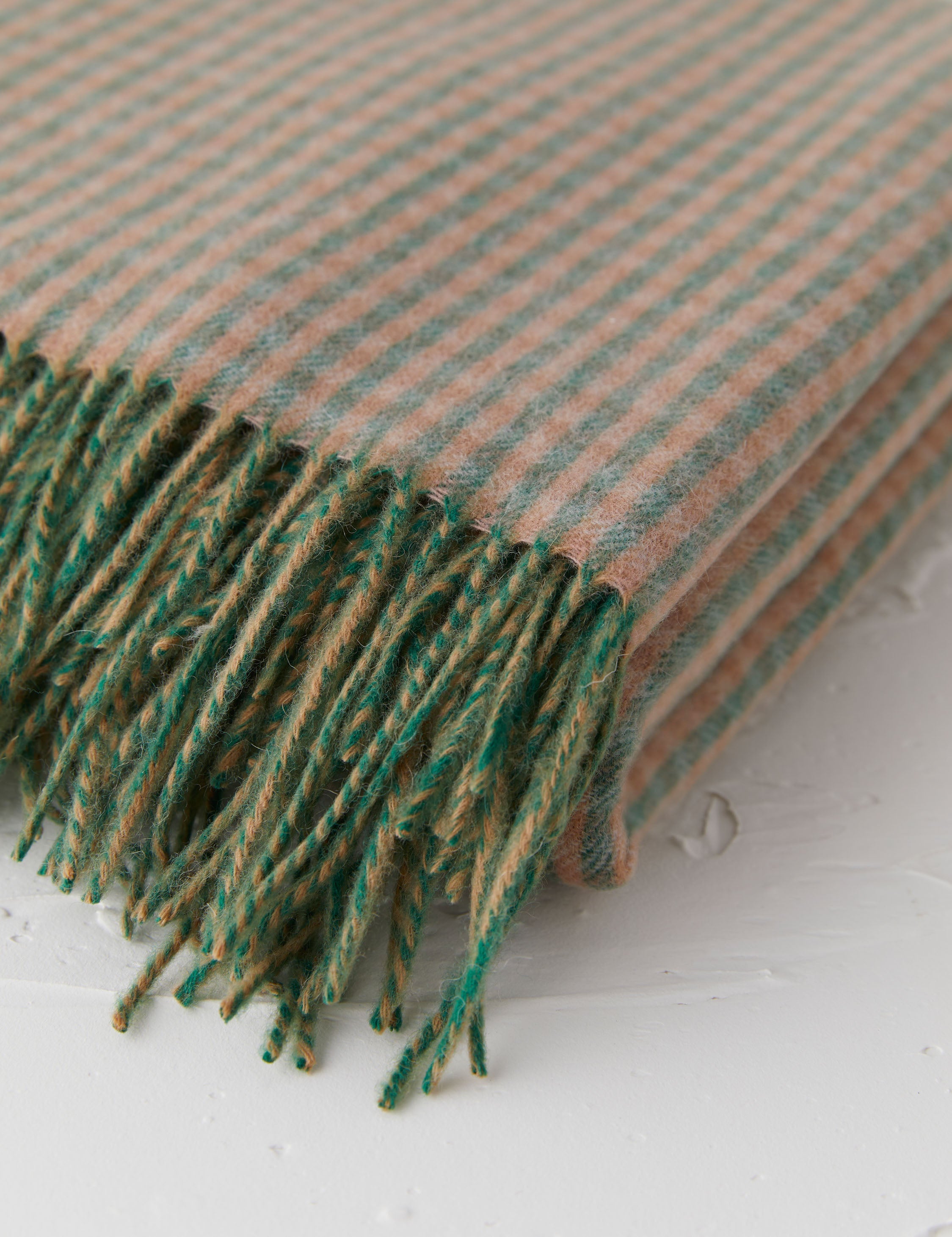 Bello Lambswool Throw | Hypoallergenic, Soft Natural Fiber