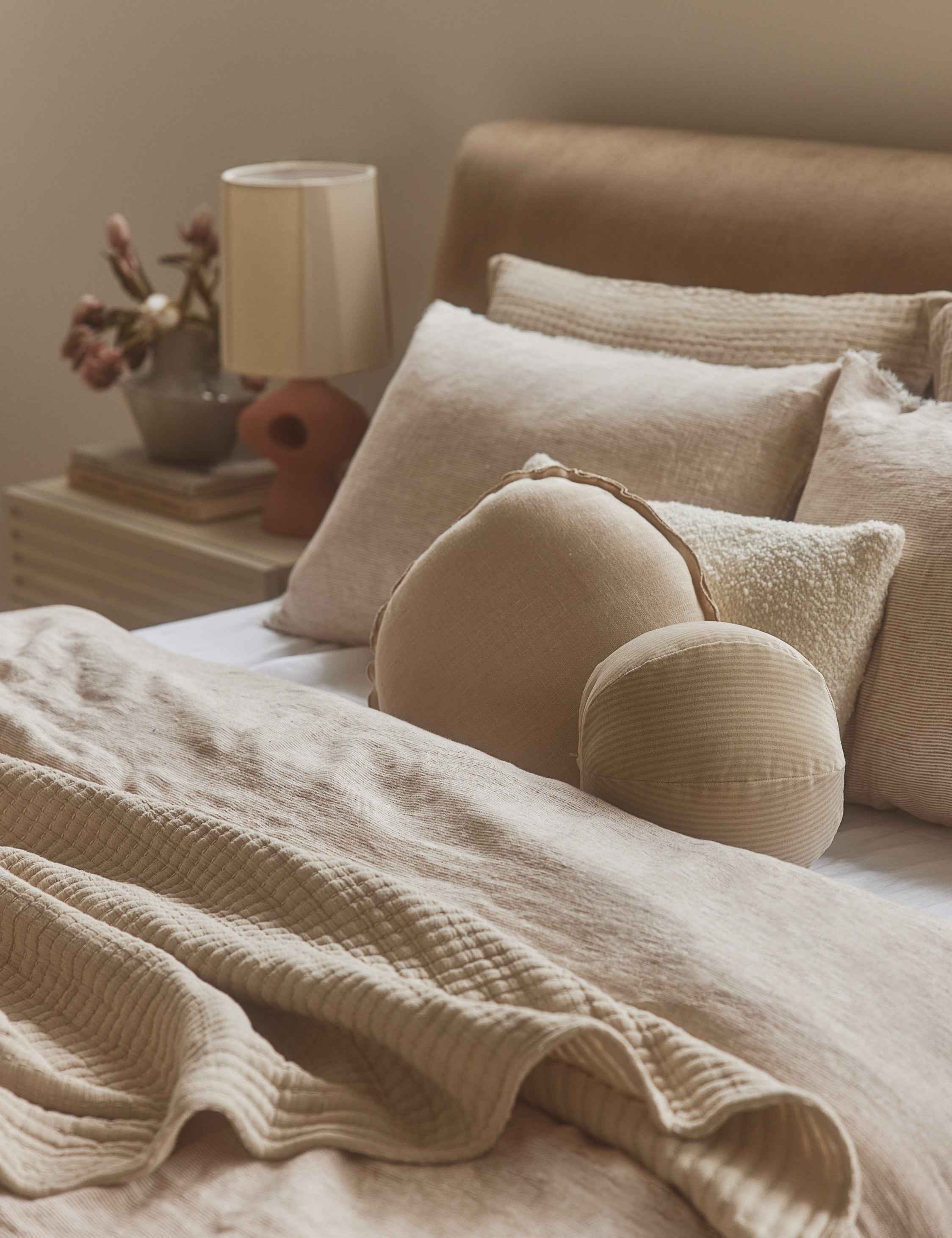 Luno Round Pillow | Linen, Flange Trim