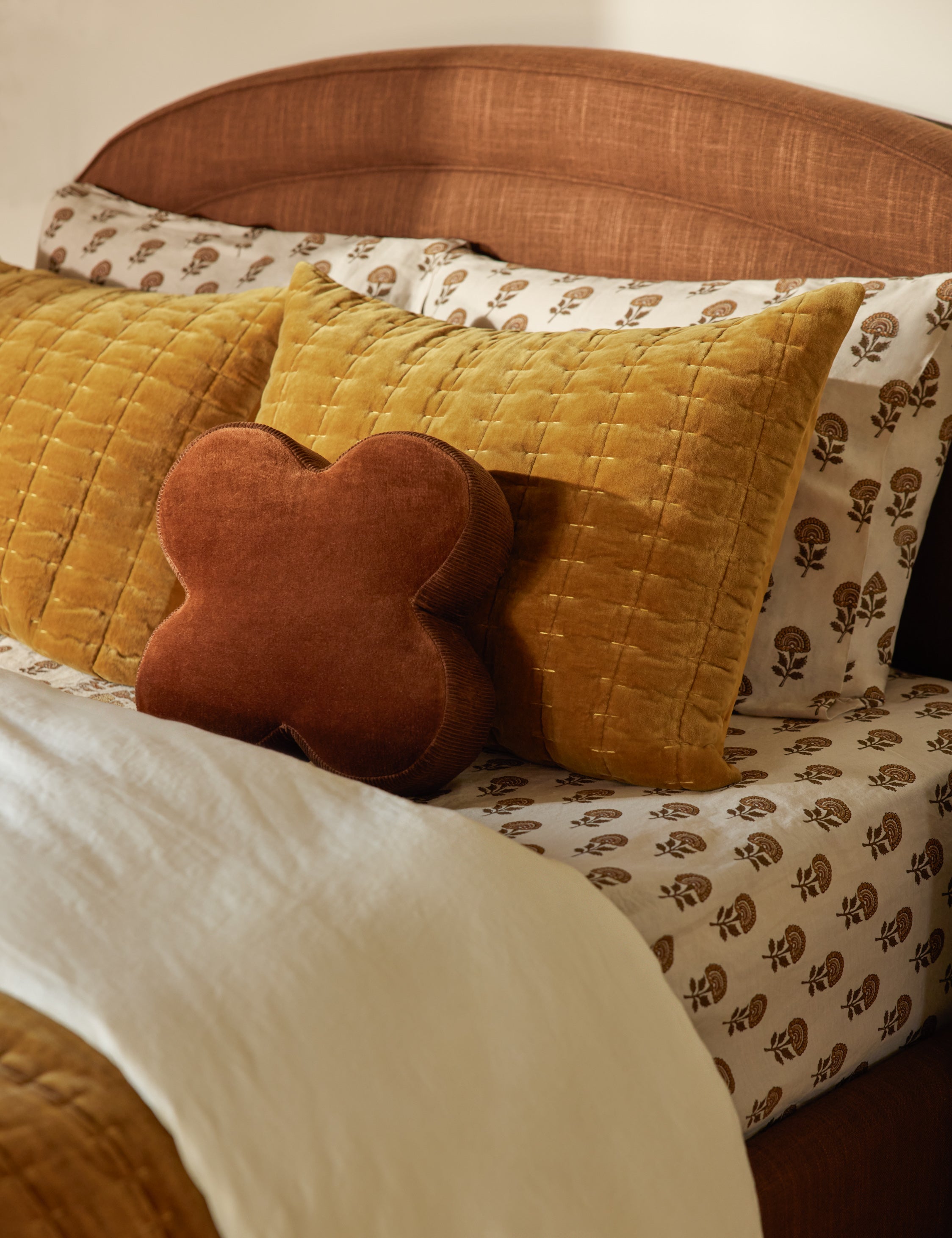 Luxe Clover Pillow | Soft Velvet, Playful Shape