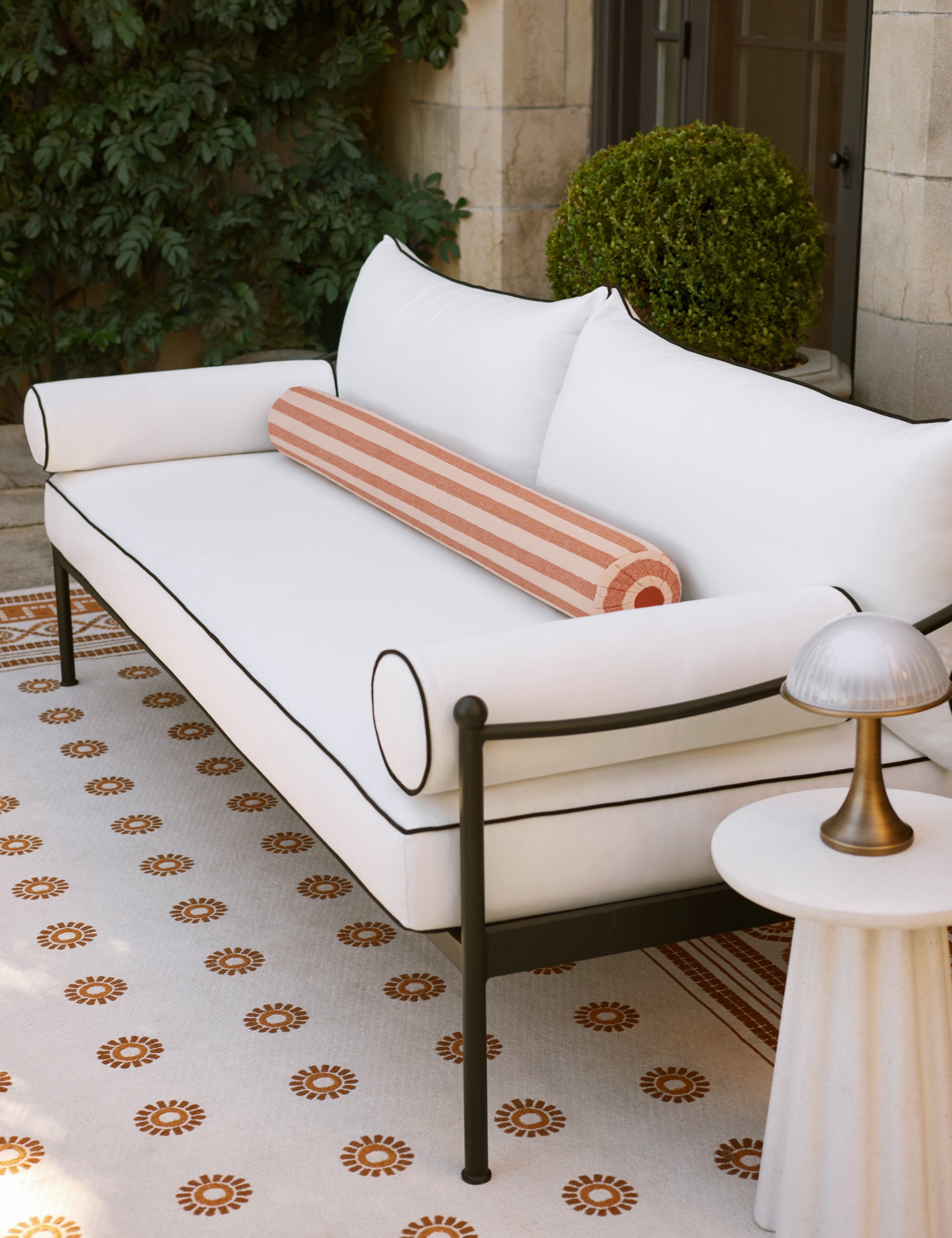 Leni Outdoor Sofa | Tailored Cushions for Personalized Comfort