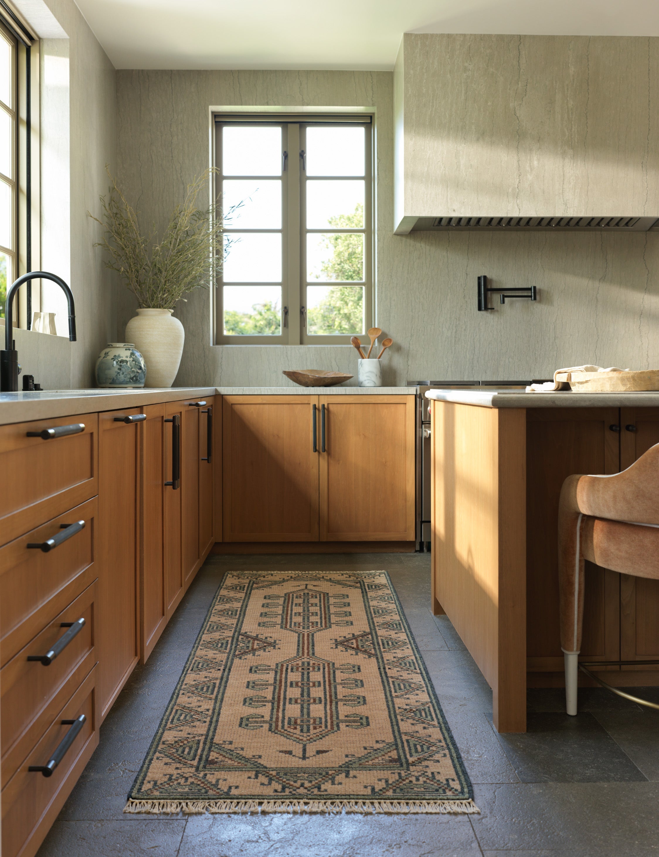 Vento Hand-Knotted Wool Rug | Geometric Motifs, Traditional Border