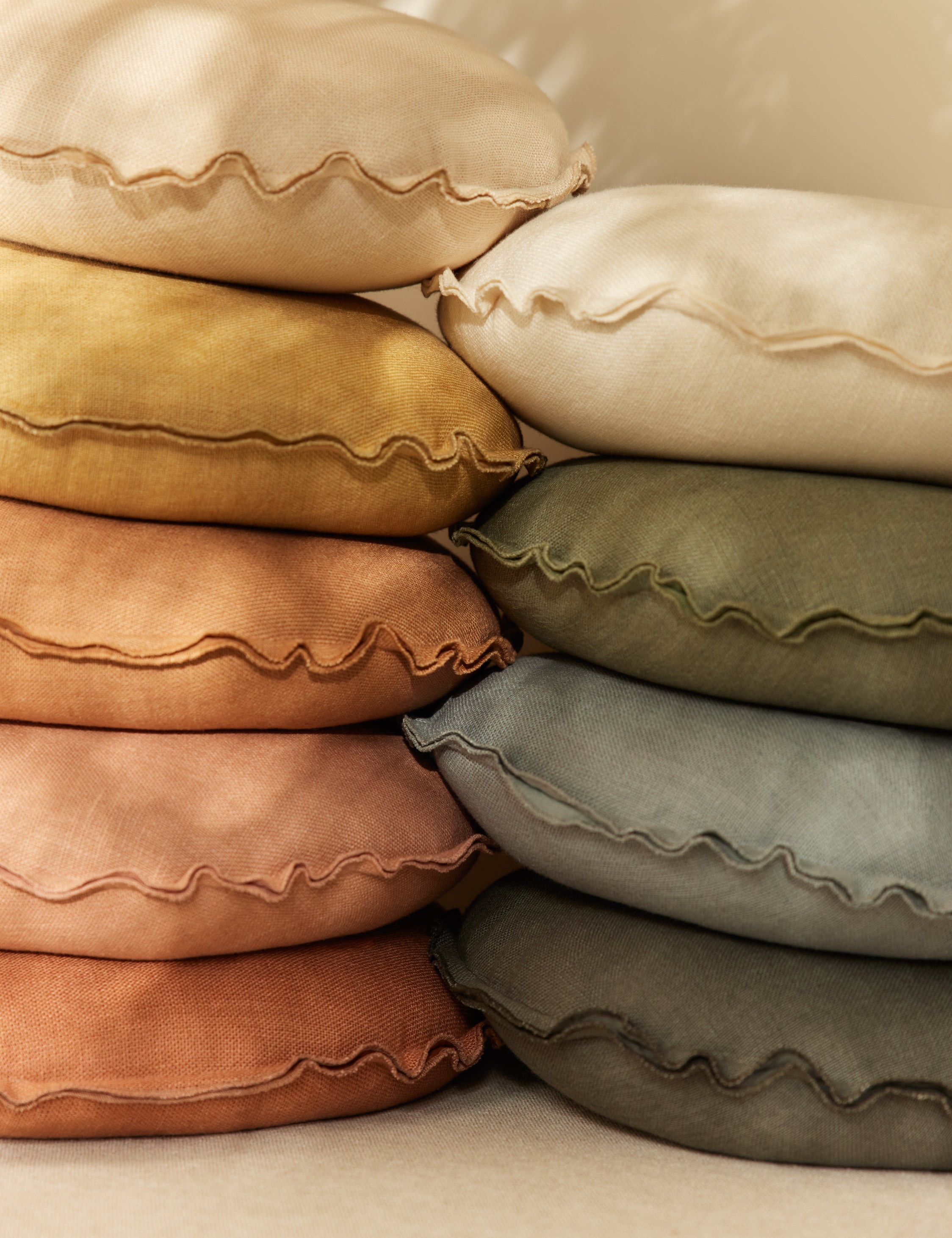 Luno Round Pillow | Linen, Flange Trim
