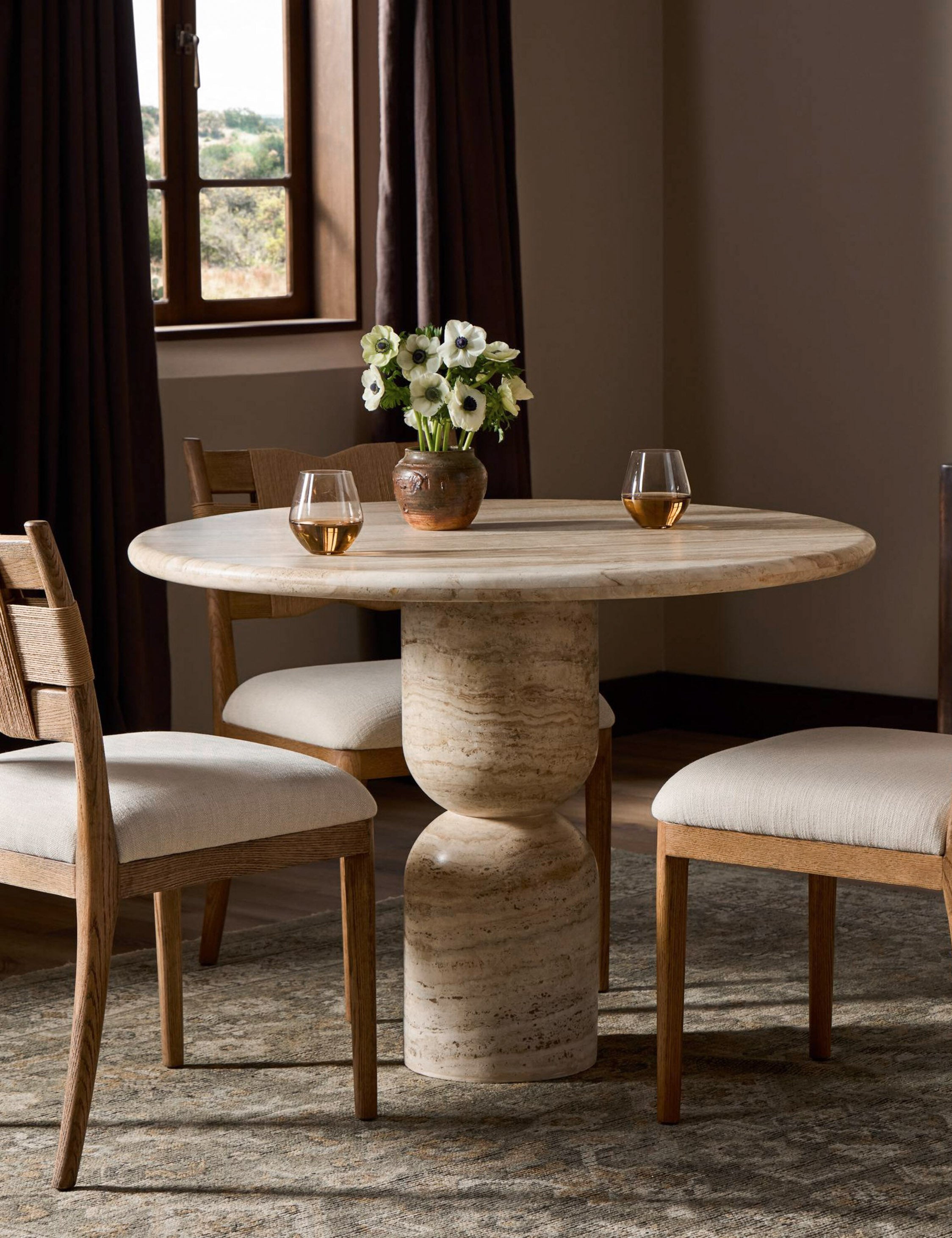 Fino Round Dining Table | Sculpted Pedestal, Elegant Curves