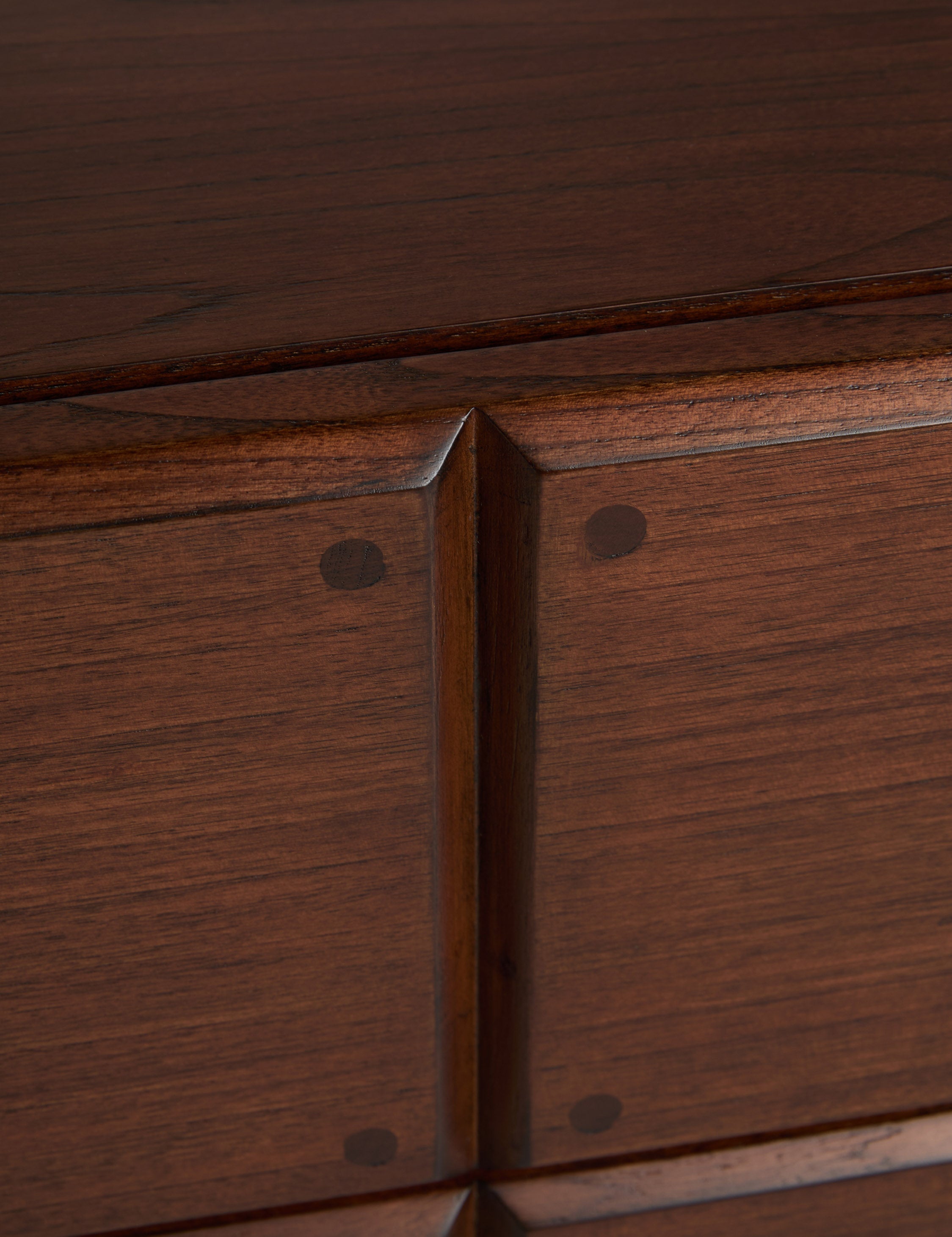 Lumen Dresser | Fluted Plinth Base, Six Spacious Drawers