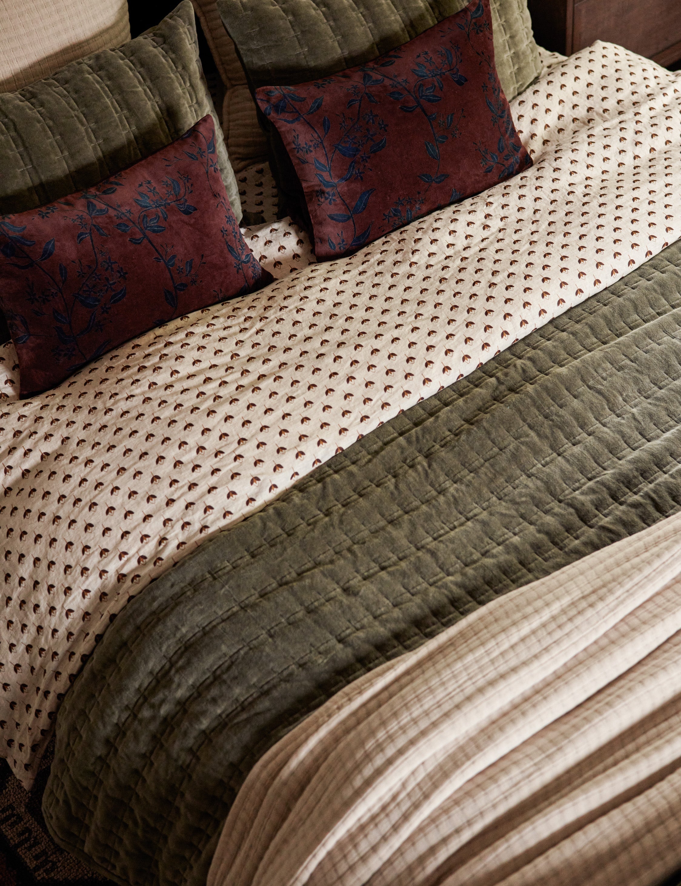 Pavo Linen Sheet Set | Breathable European Flax, Timeless Floral Design