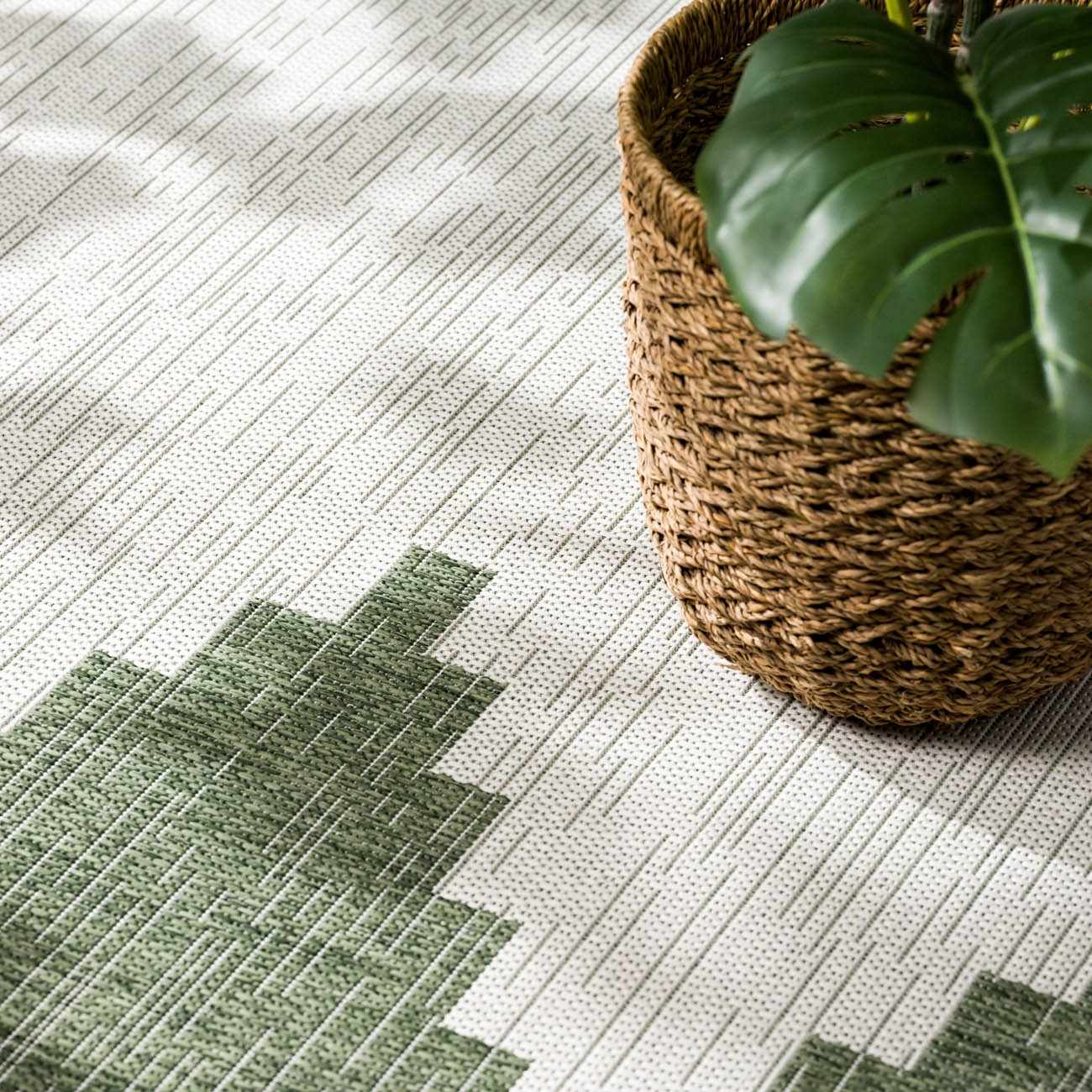 Dune Outdoor Rug  Aztec Pattern, 100% Polypropylene