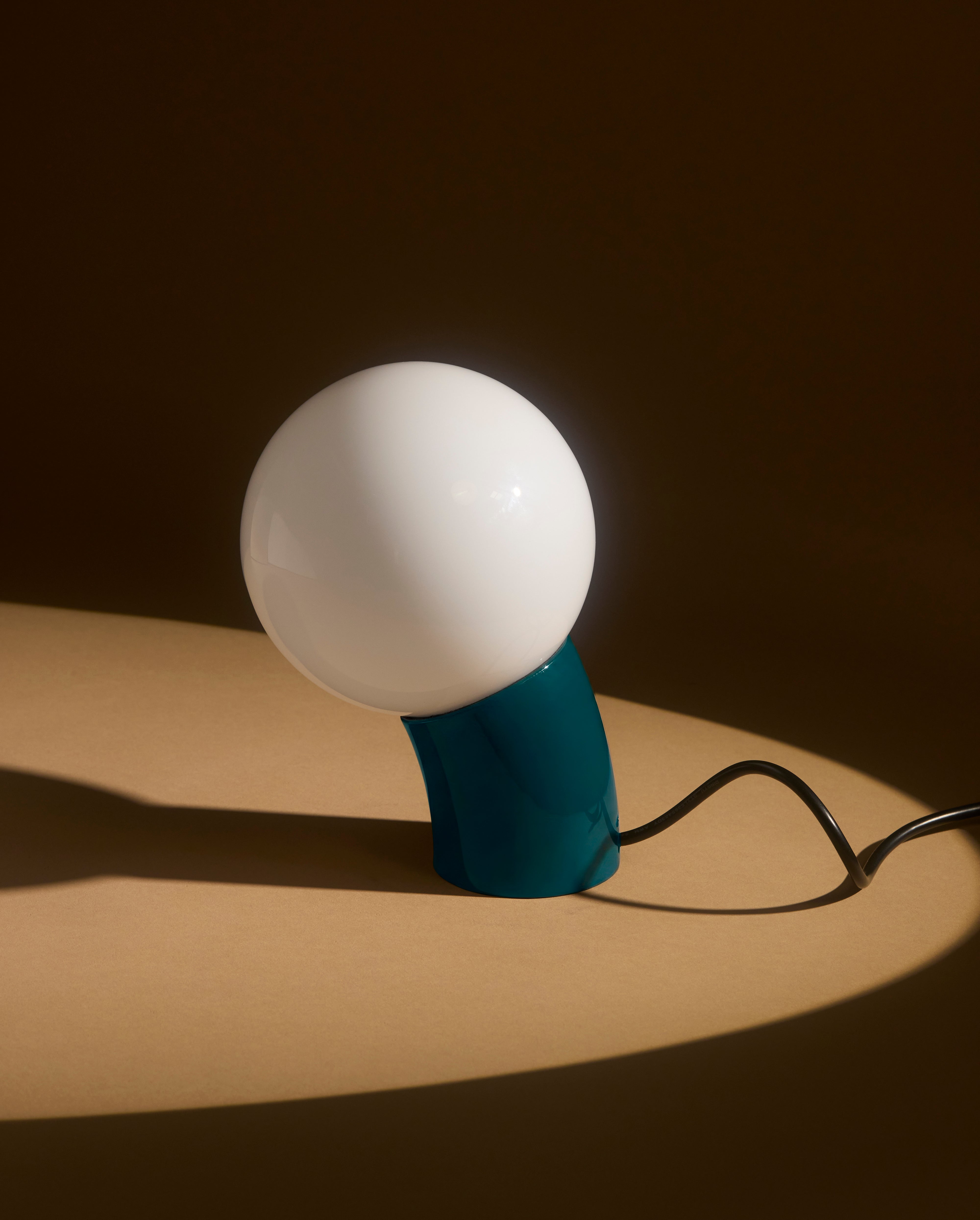 Vino Table Lamp | Curved Body, USB-C Charging