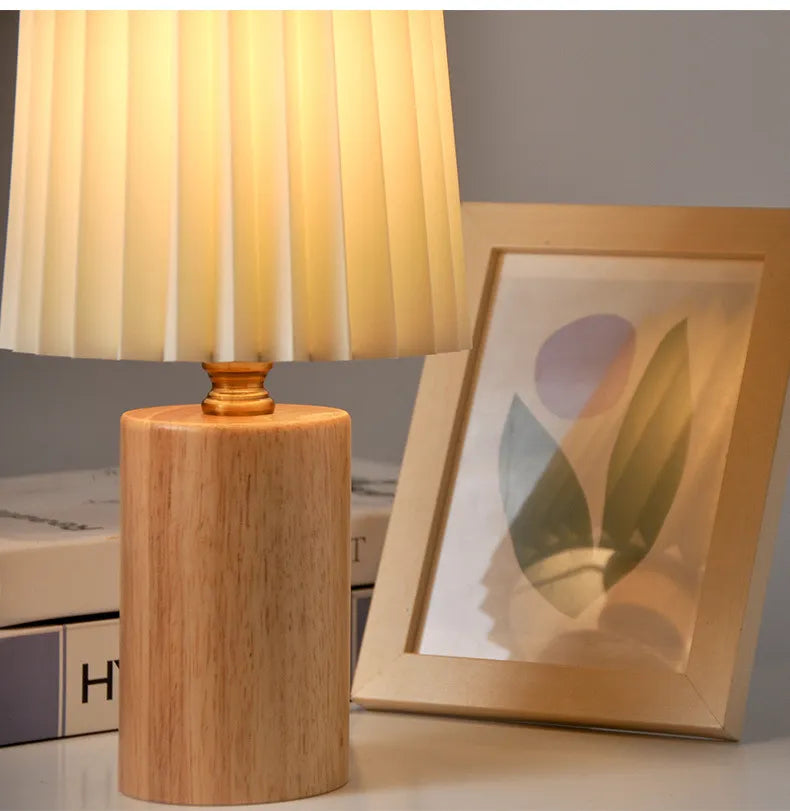 Bela LED Tafellamp | Houten Voet, Geplisseerde Kap