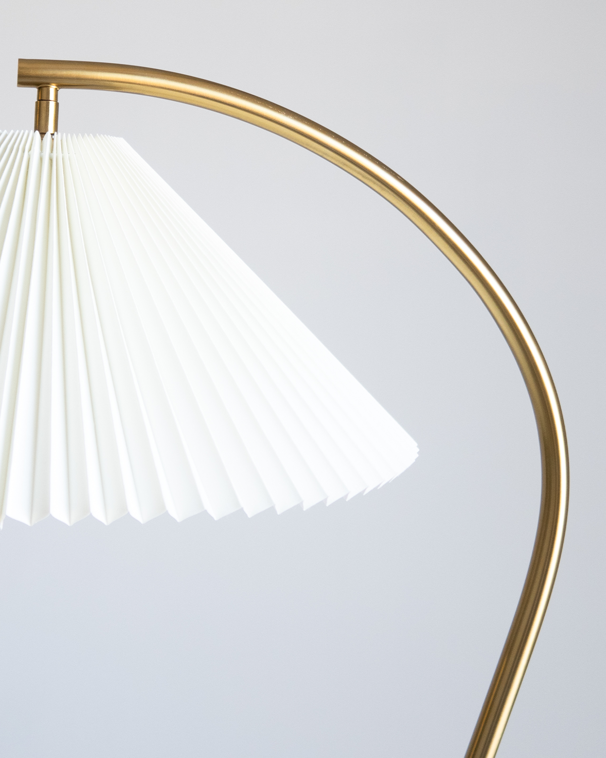 Alba Floor Lamp | Curved Stem, Linen Pleated Shade