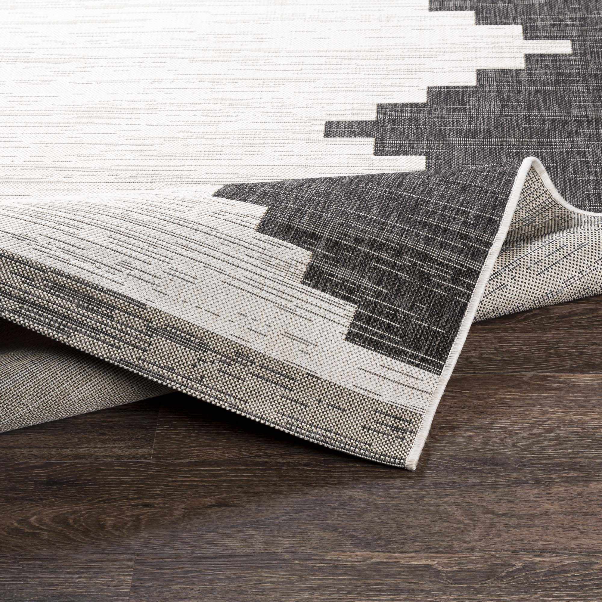 Bello Outdoor Rug  Aztec Design, 100% Polypropylene