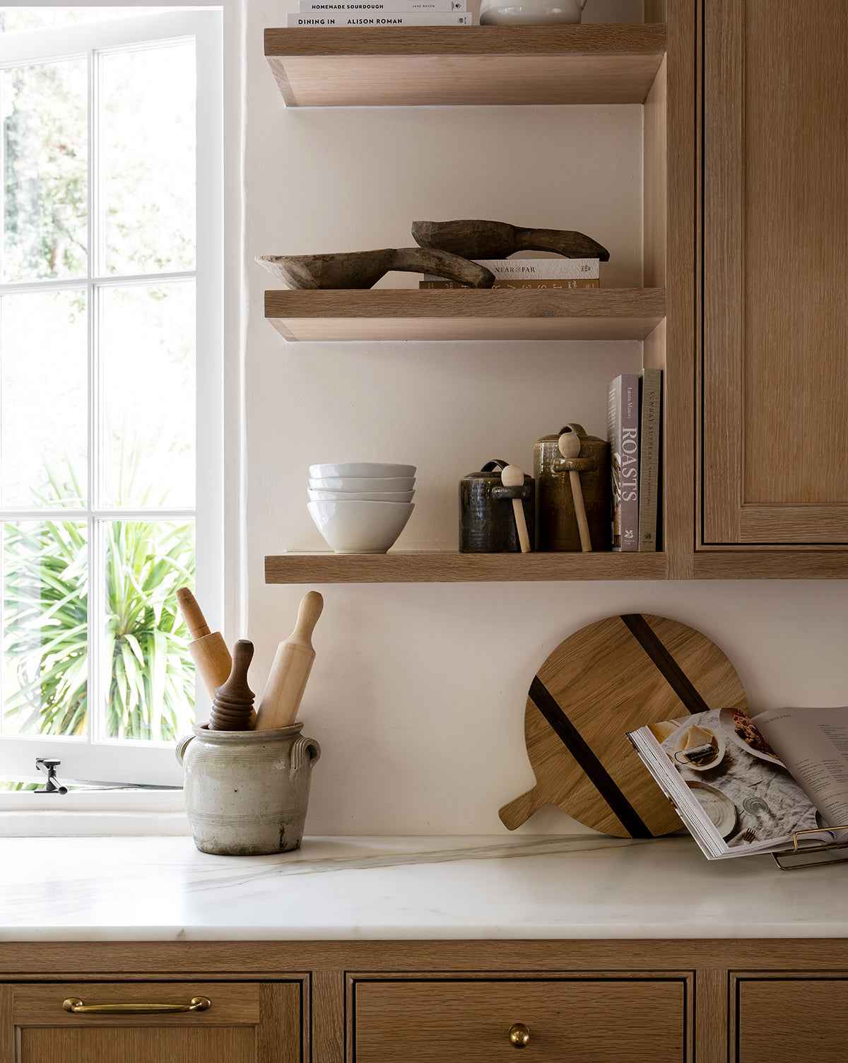 Bela Round Oak Bread Board  Natural Finish, Walnut Stripes
