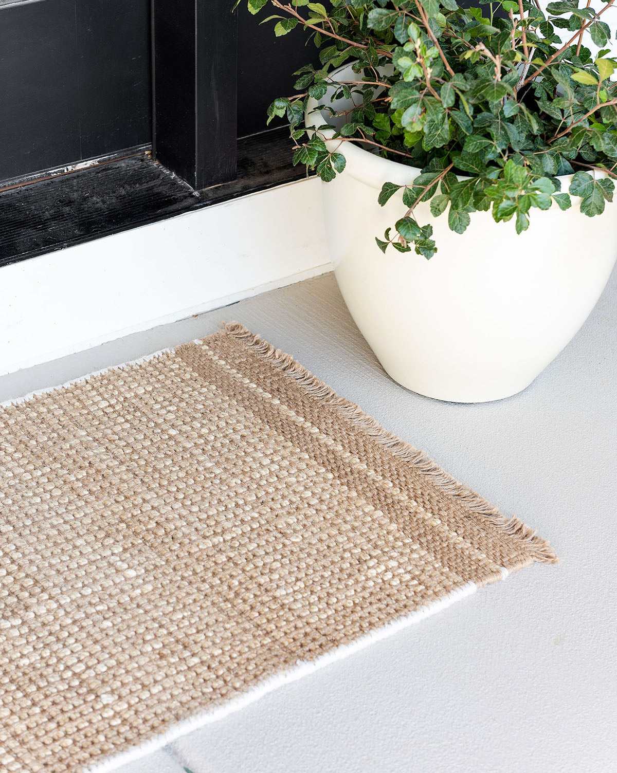 Bela Jute Rug  Handwoven Natural Texture, Subtle Fringed Edges