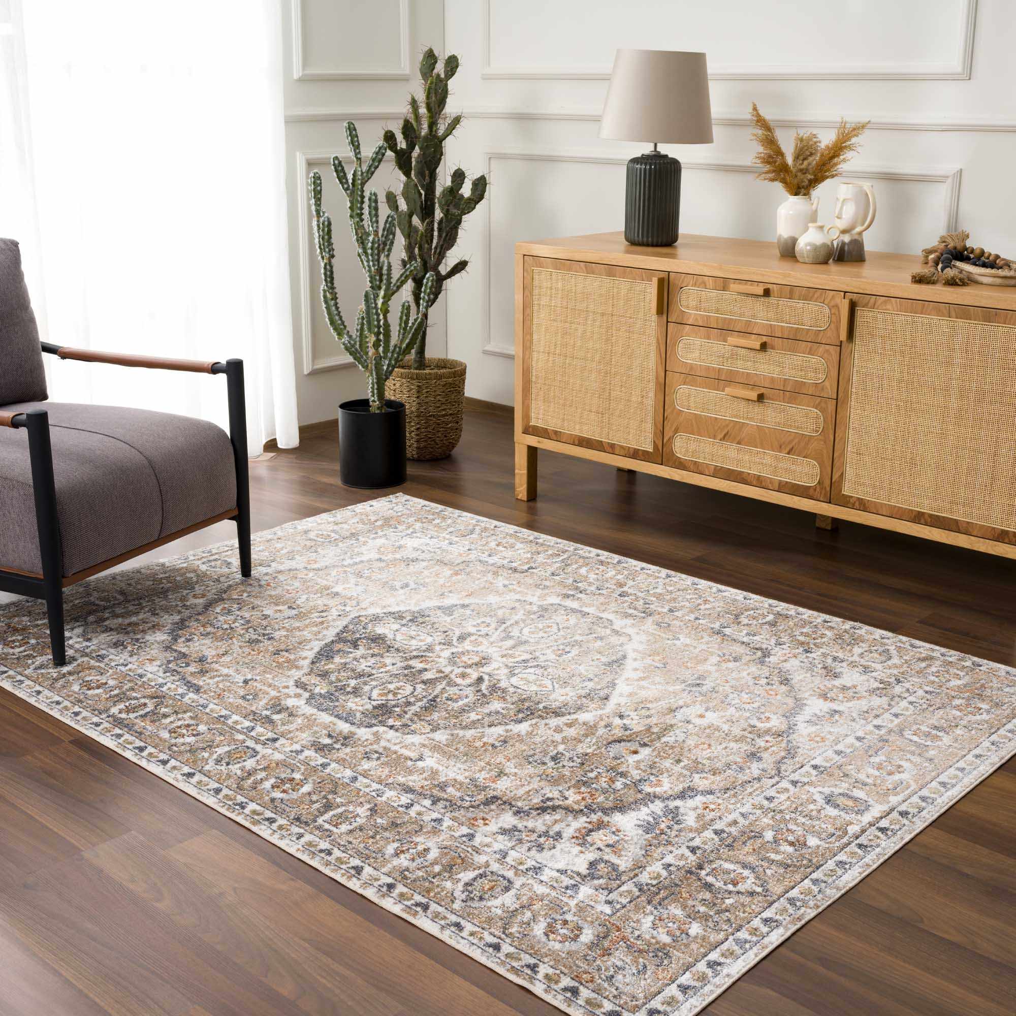 Bela Washable Rug  Medium Pile  100% Polyester  Traditional Style
