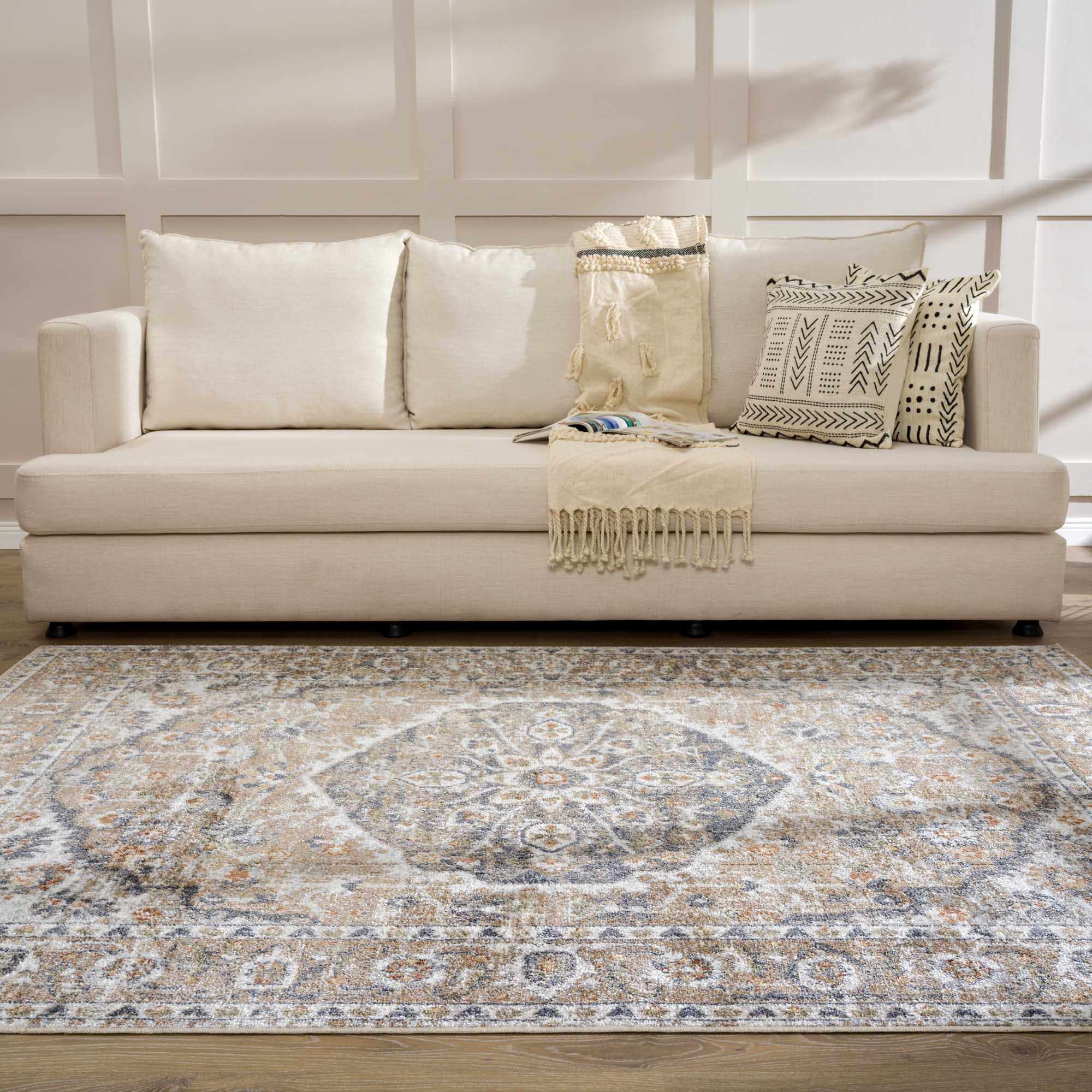 Bela Washable Rug  Medium Pile  100% Polyester  Traditional Style