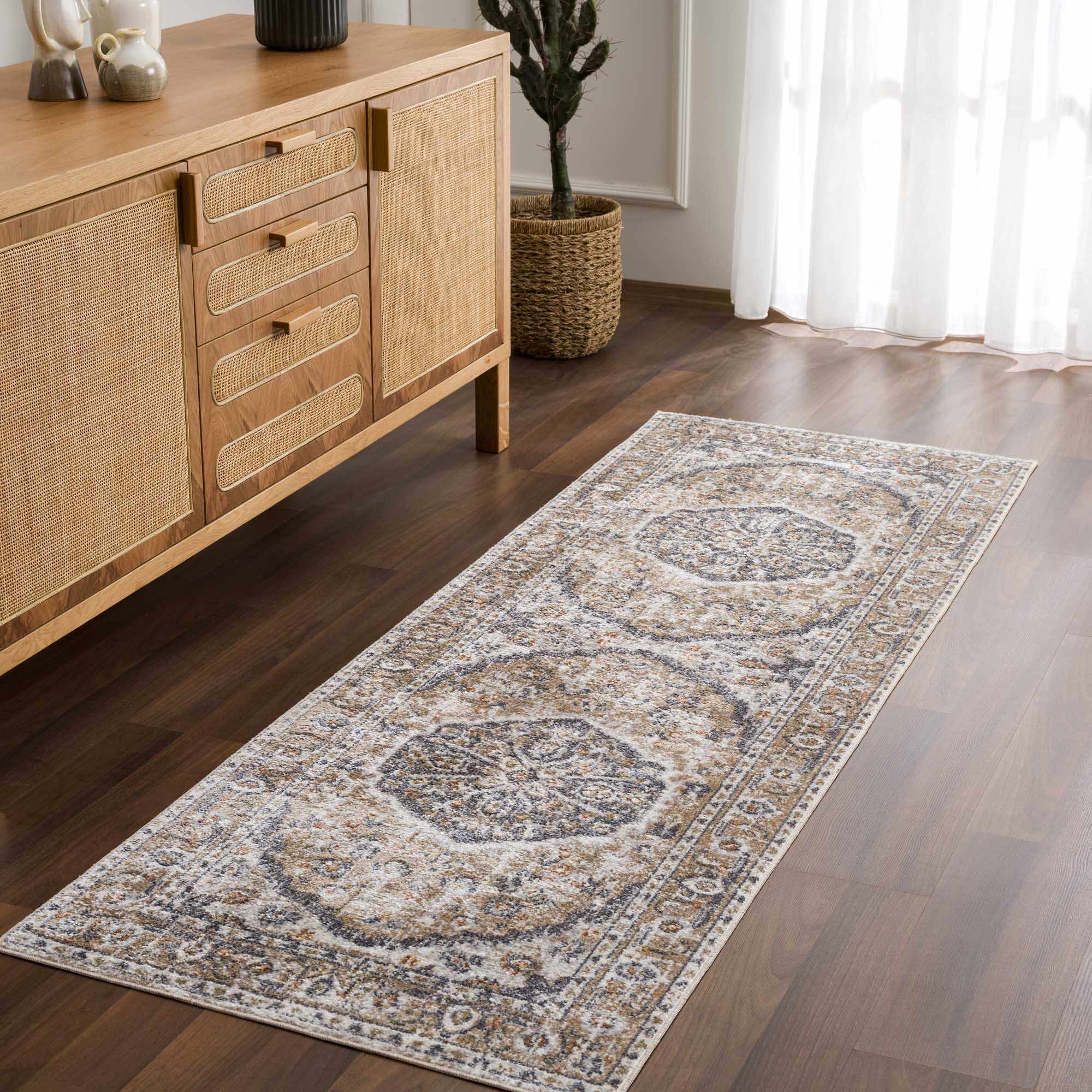 Bela Washable Rug  Medium Pile  100% Polyester  Traditional Style